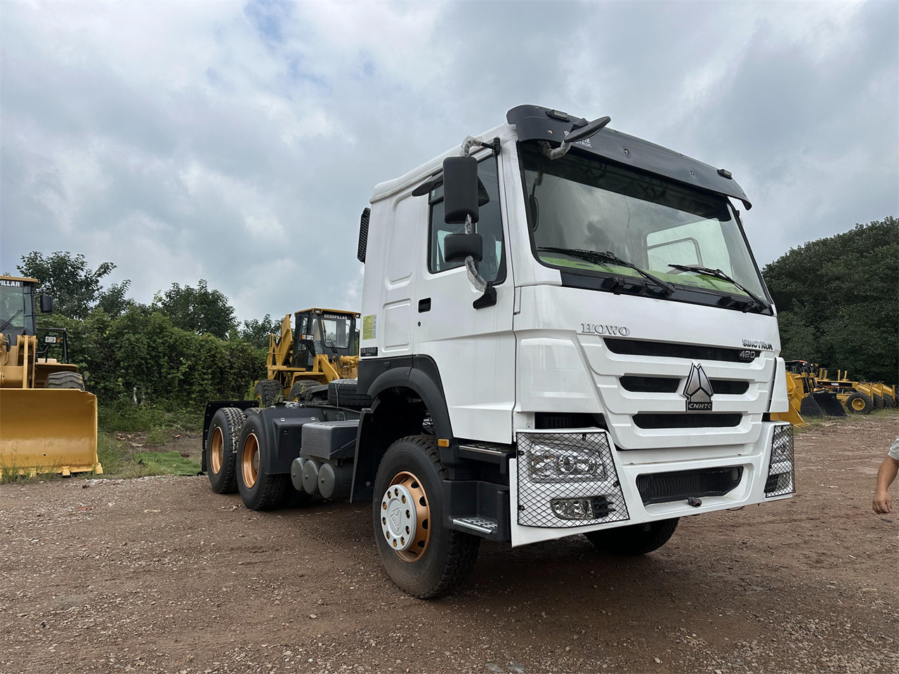 SINOTRUK Howo tractor unit 420hp - Gjysmë-kamion: foto 1 SINOTRUK Howo tractor unit 420hp - Gjysmë-kamion: foto 1