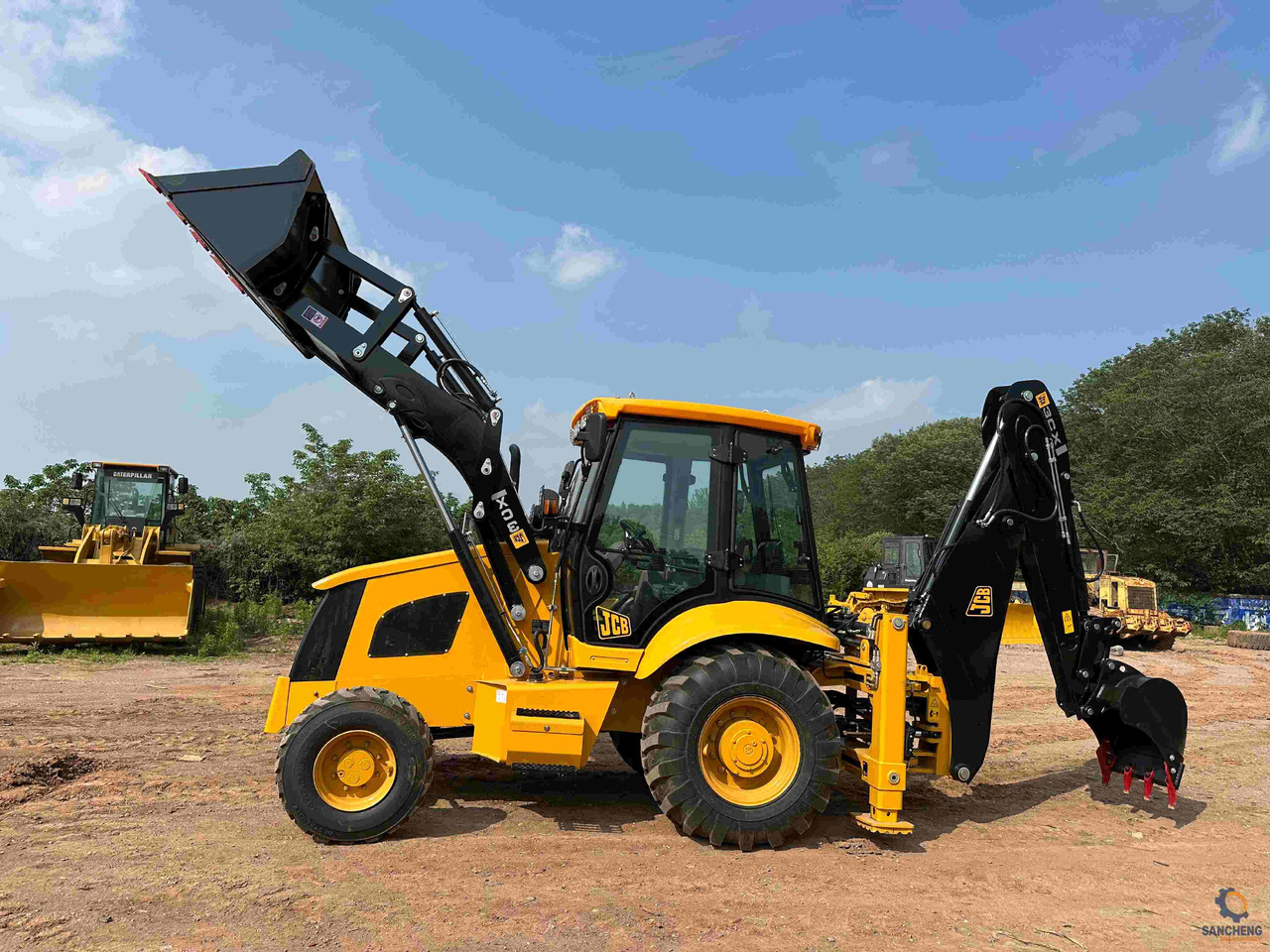 JCB 3CX - Fadromë me shkarkim nga prapa: foto 1 JCB 3CX - Fadromë me shkarkim nga prapa: foto 1