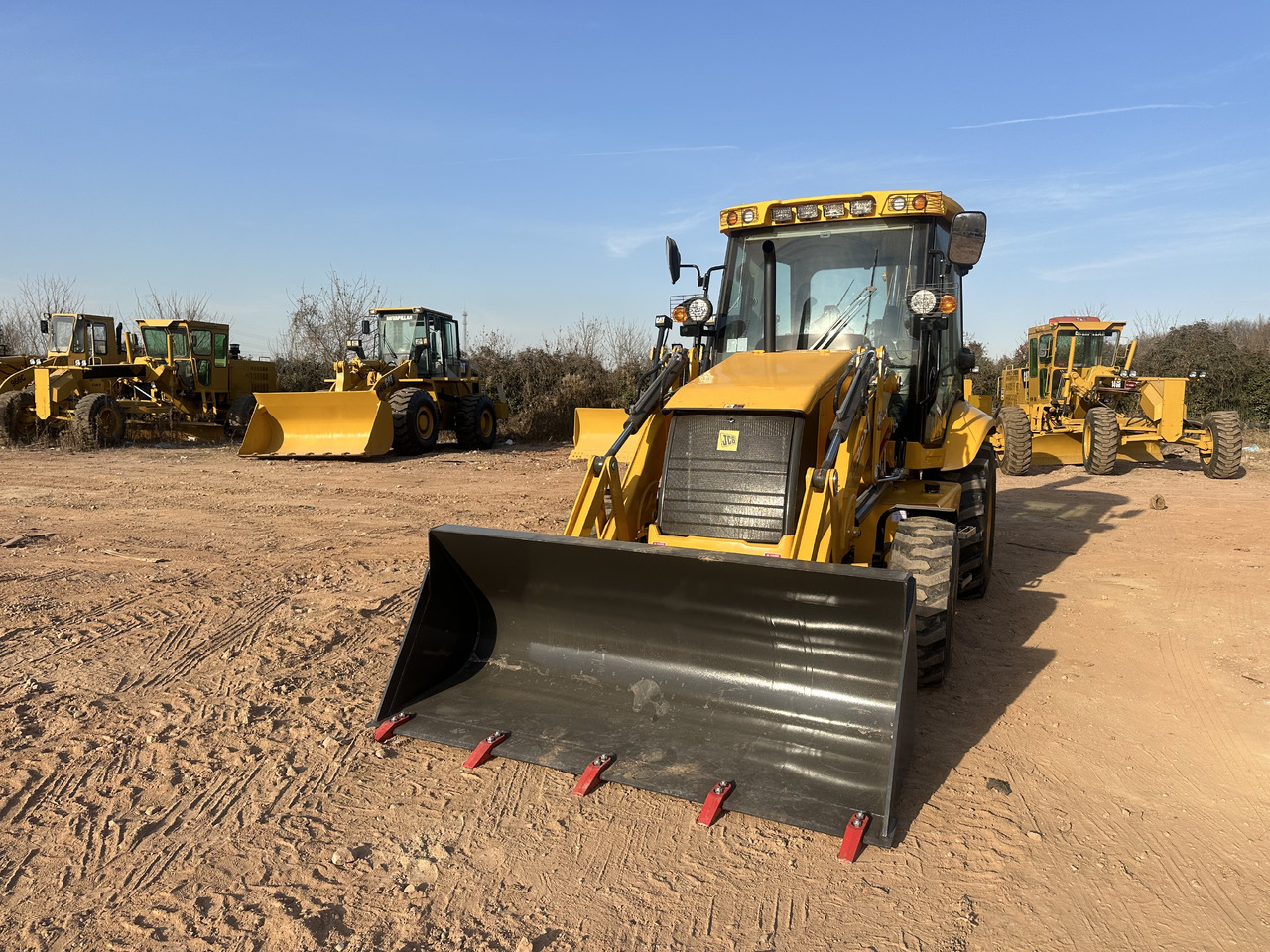 JCB 3CX - Fadromë me shkarkim nga prapa: foto 4 JCB 3CX - Fadromë me shkarkim nga prapa: foto 4