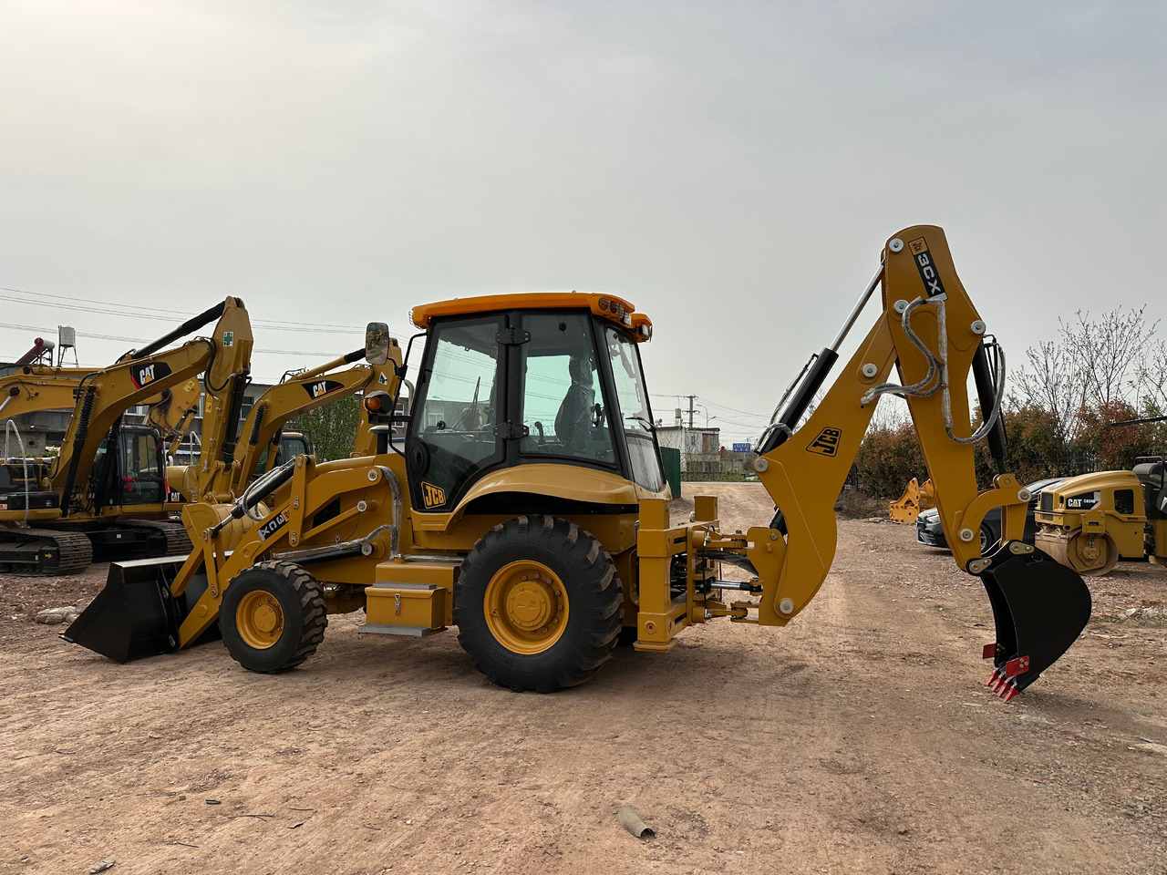JCB 3CX - Fadromë me shkarkim nga prapa: foto 2 JCB 3CX - Fadromë me shkarkim nga prapa: foto 2