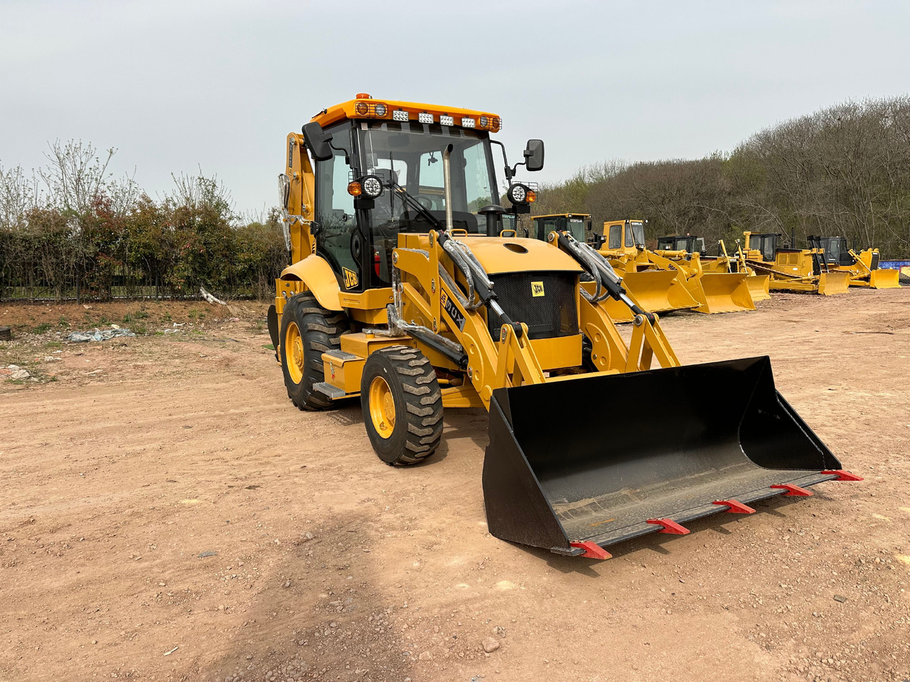 JCB 3CX - Fadromë me shkarkim nga prapa: foto 3 JCB 3CX - Fadromë me shkarkim nga prapa: foto 3