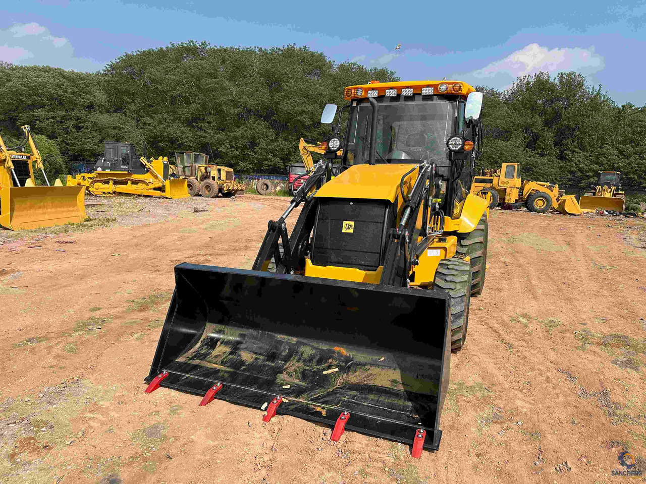 JCB 3CX - Fadromë me shkarkim nga prapa: foto 5 JCB 3CX - Fadromë me shkarkim nga prapa: foto 5