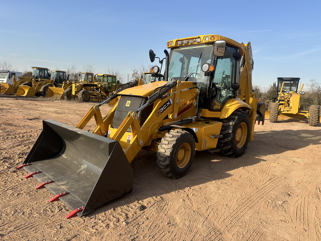 JCB 3CX - Fadromë me shkarkim nga prapa: foto 2 JCB 3CX - Fadromë me shkarkim nga prapa: foto 2