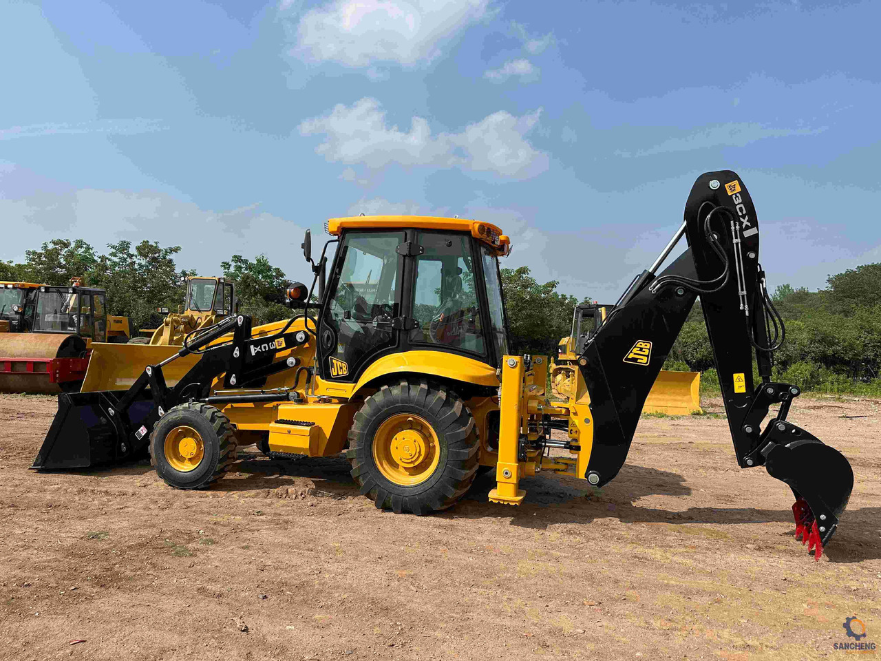 JCB 3CX - Fadromë me shkarkim nga prapa: foto 1 JCB 3CX - Fadromë me shkarkim nga prapa: foto 1