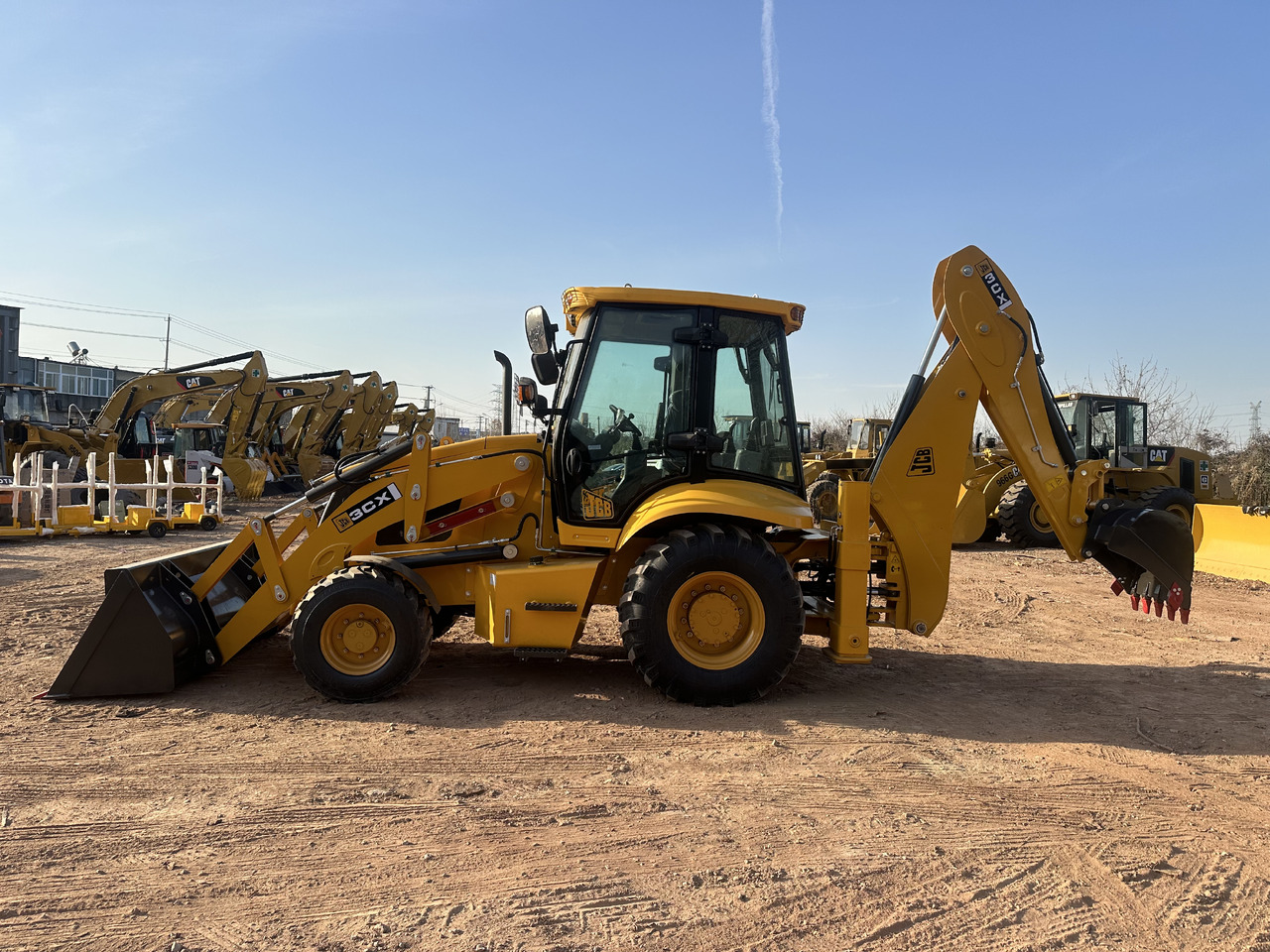 JCB 3CX - Fadromë me shkarkim nga prapa: foto 3 JCB 3CX - Fadromë me shkarkim nga prapa: foto 3