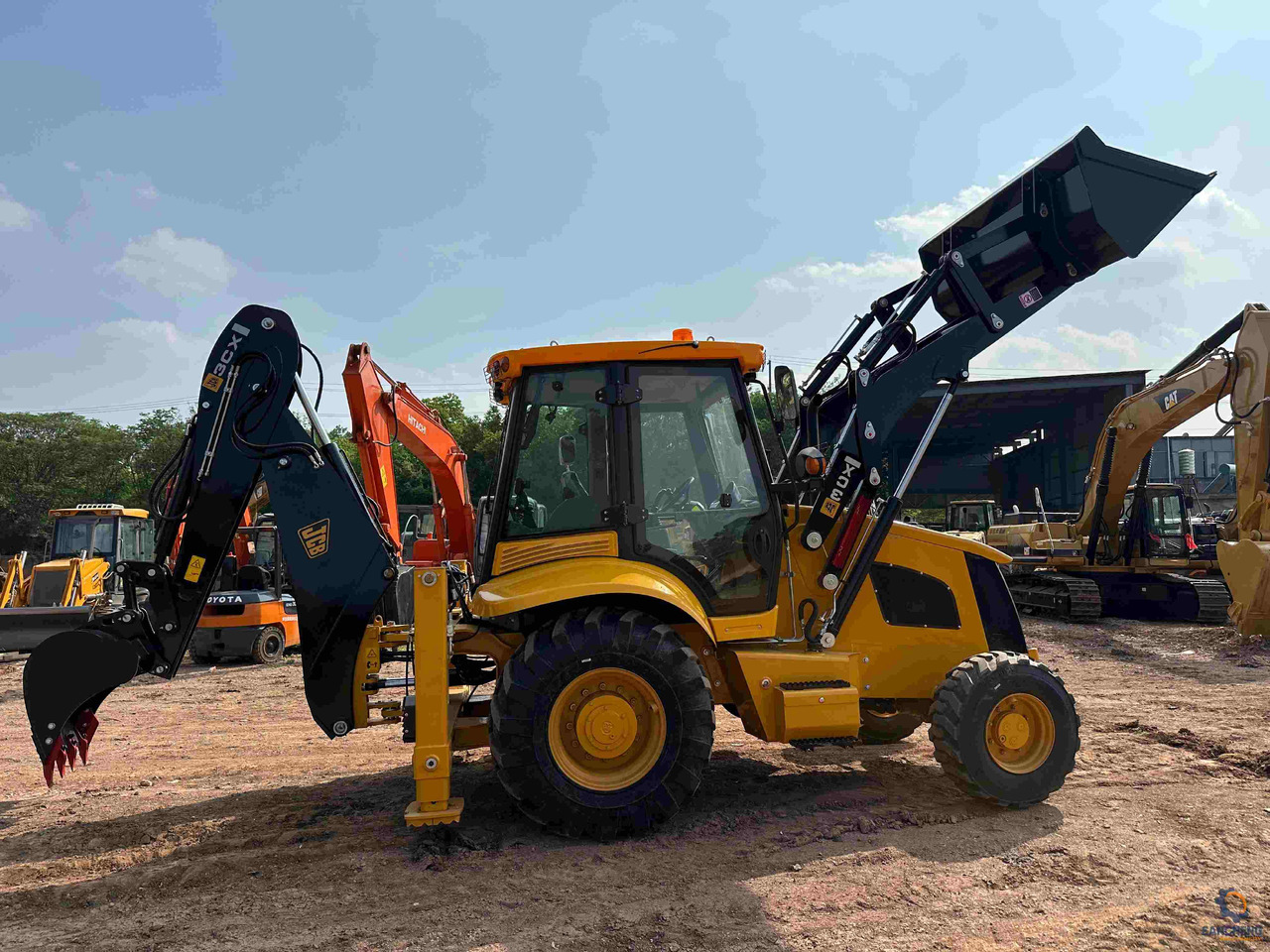 JCB 3CX - Fadromë me shkarkim nga prapa: foto 1 JCB 3CX - Fadromë me shkarkim nga prapa: foto 1