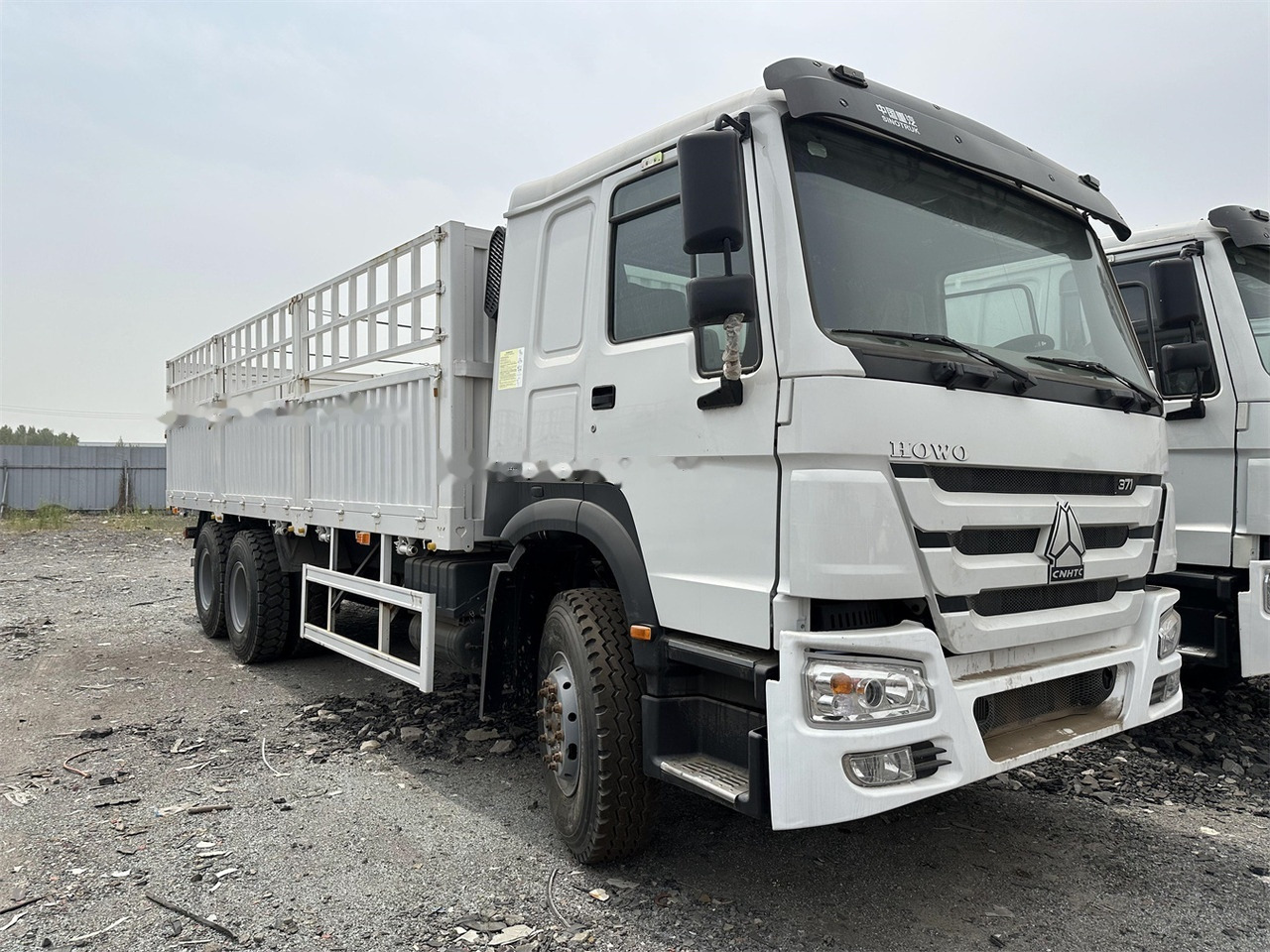 SINOTRUK HOWO 371 Cargo truck - Kamion bagëtish: foto 1 SINOTRUK HOWO 371 Cargo truck - Kamion bagëtish: foto 1