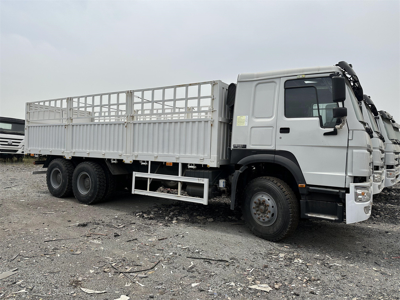SINOTRUK HOWO 371 Cargo truck - Kamion bagëtish: foto 3 SINOTRUK HOWO 371 Cargo truck - Kamion bagëtish: foto 3