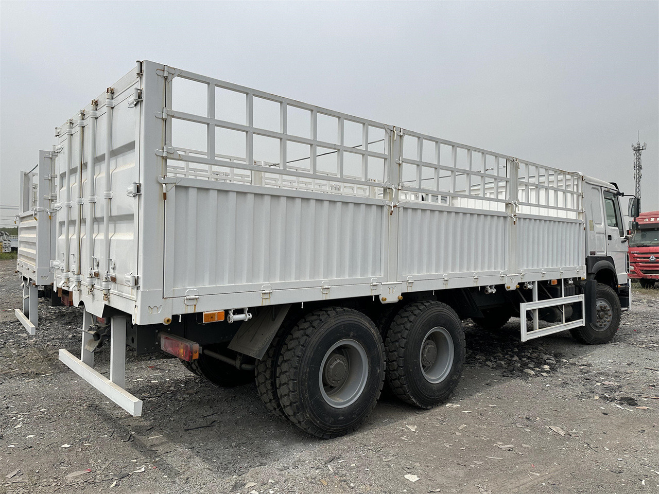 SINOTRUK HOWO 371 Cargo truck - Kamion bagëtish: foto 4 SINOTRUK HOWO 371 Cargo truck - Kamion bagëtish: foto 4