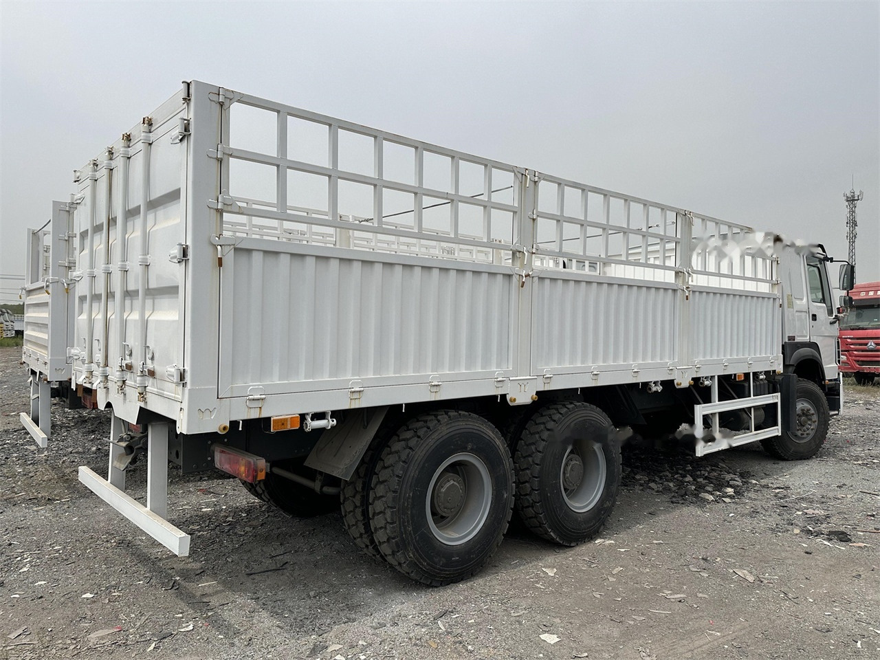 SINOTRUK HOWO 371 Cargo truck - Kamion bagëtish: foto 4 SINOTRUK HOWO 371 Cargo truck - Kamion bagëtish: foto 4