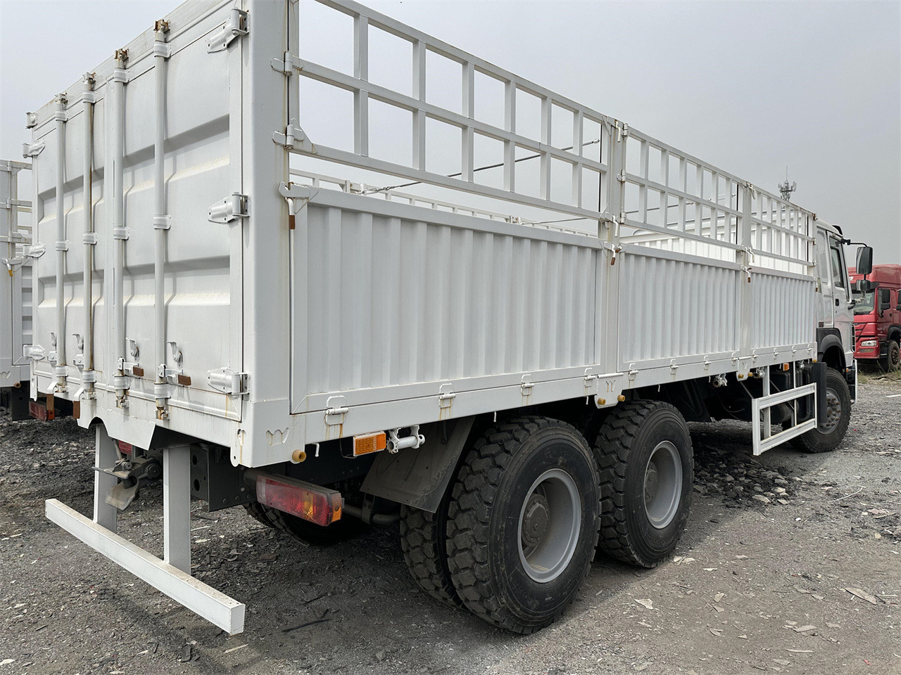 SINOTRUK HOWO 371 Cargo truck - Kamion bagëtish: foto 5 SINOTRUK HOWO 371 Cargo truck - Kamion bagëtish: foto 5
