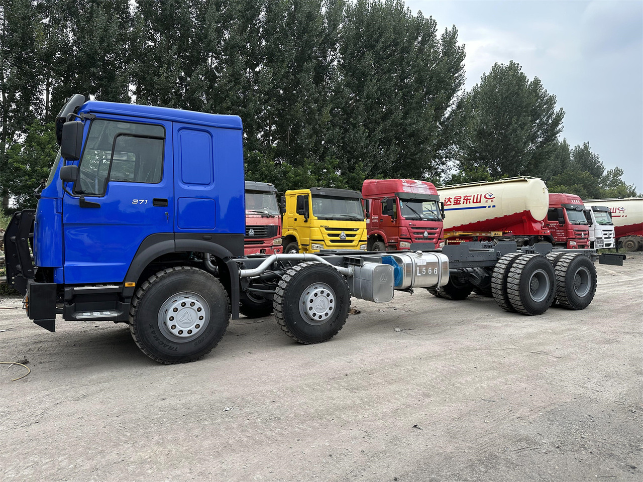 SINOTRUK HOWO 371 Chassis truck - Kamion kabinë-shasi: foto 2 SINOTRUK HOWO 371 Chassis truck - Kamion kabinë-shasi: foto 2