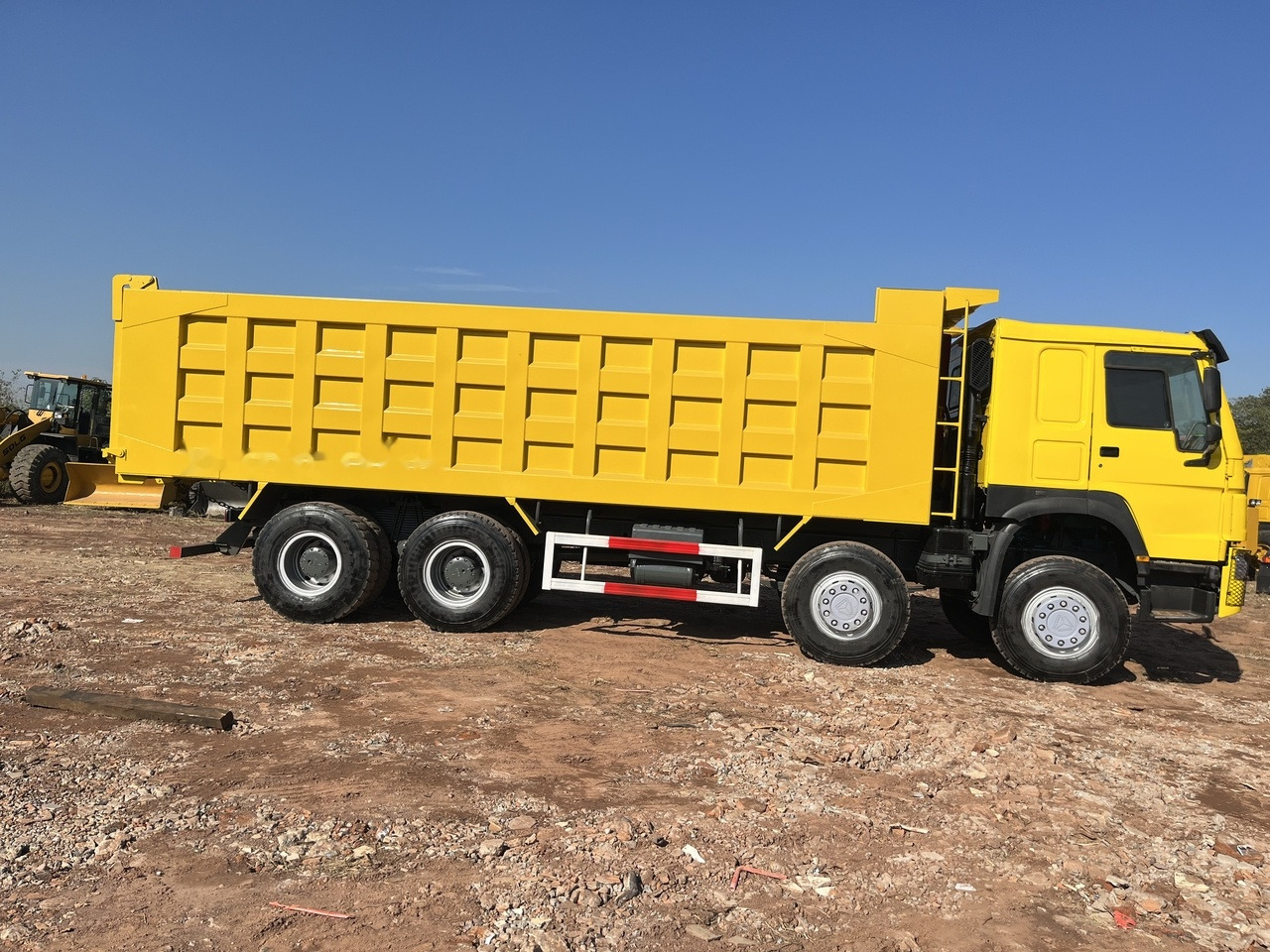 SINOTRUK HOWO 371 Dump Truck 8x4 - Kamion vetëshkarkues: foto 2 SINOTRUK HOWO 371 Dump Truck 8x4 - Kamion vetëshkarkues: foto 2