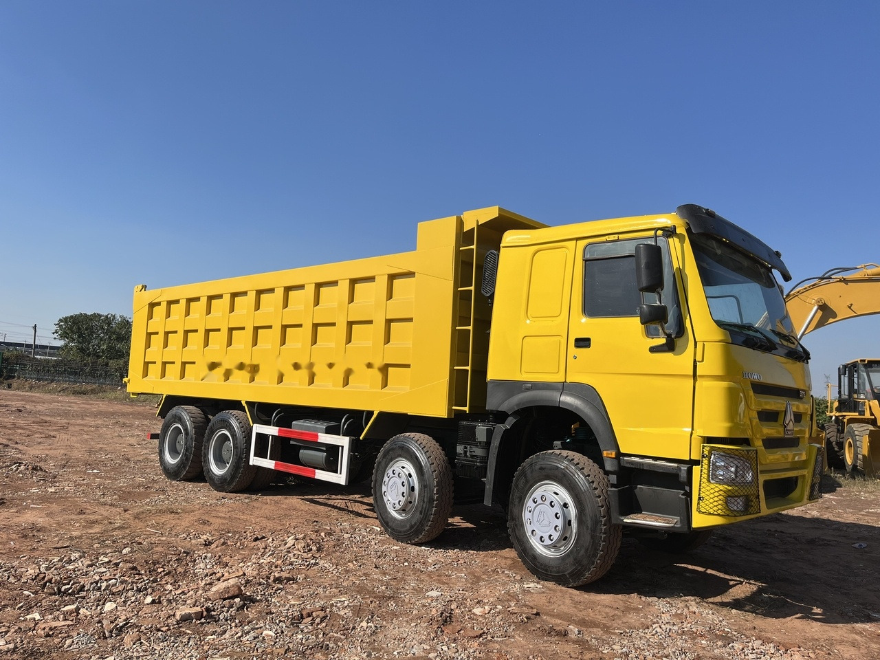 SINOTRUK HOWO 371 Dump Truck 8x4 - Kamion vetëshkarkues: foto 1 SINOTRUK HOWO 371 Dump Truck 8x4 - Kamion vetëshkarkues: foto 1