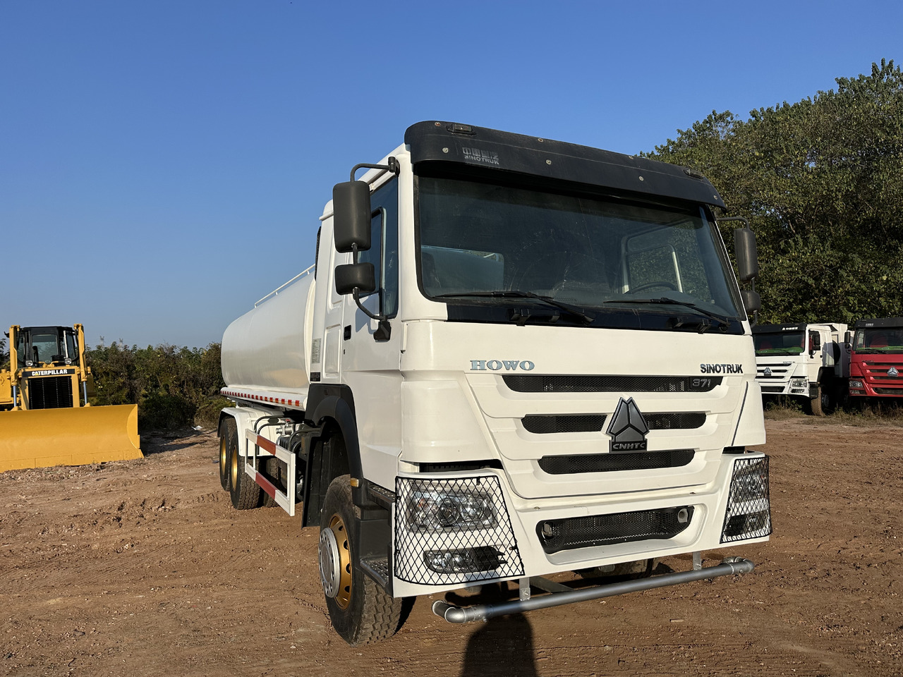 SINOTRUK HOWO 371 Water Tanker Truck - Autobot: foto 3 SINOTRUK HOWO 371 Water Tanker Truck - Autobot: foto 3