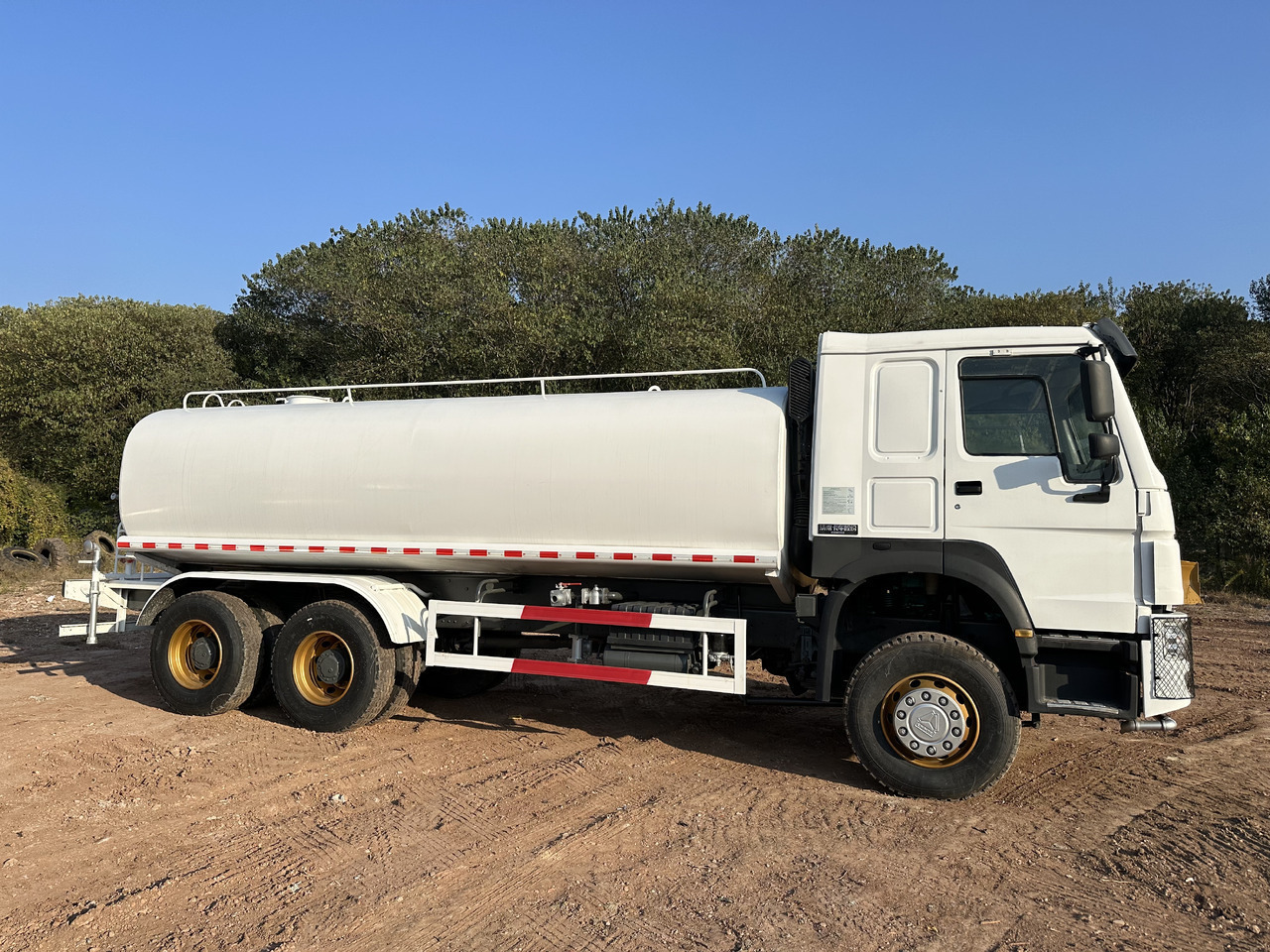 SINOTRUK HOWO 371 Water Tanker Truck - Autobot: foto 4 SINOTRUK HOWO 371 Water Tanker Truck - Autobot: foto 4