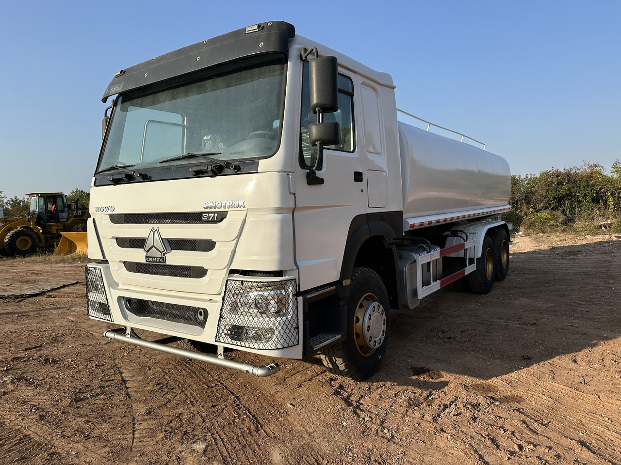 SINOTRUK HOWO 371 Water Tanker Truck - Autobot: foto 4 SINOTRUK HOWO 371 Water Tanker Truck - Autobot: foto 4