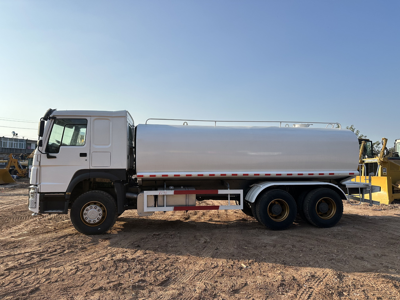 SINOTRUK HOWO 371 Water Tanker Truck - Autobot: foto 5 SINOTRUK HOWO 371 Water Tanker Truck - Autobot: foto 5