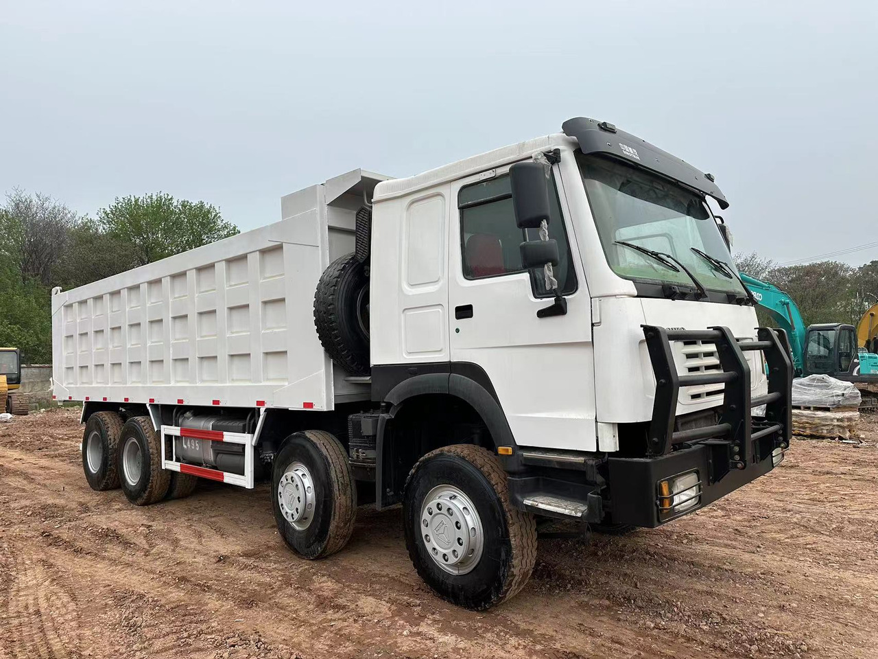 SINOTRUK HOWO 371 with Bumper - Kamion vetëshkarkues: foto 1 SINOTRUK HOWO 371 with Bumper - Kamion vetëshkarkues: foto 1