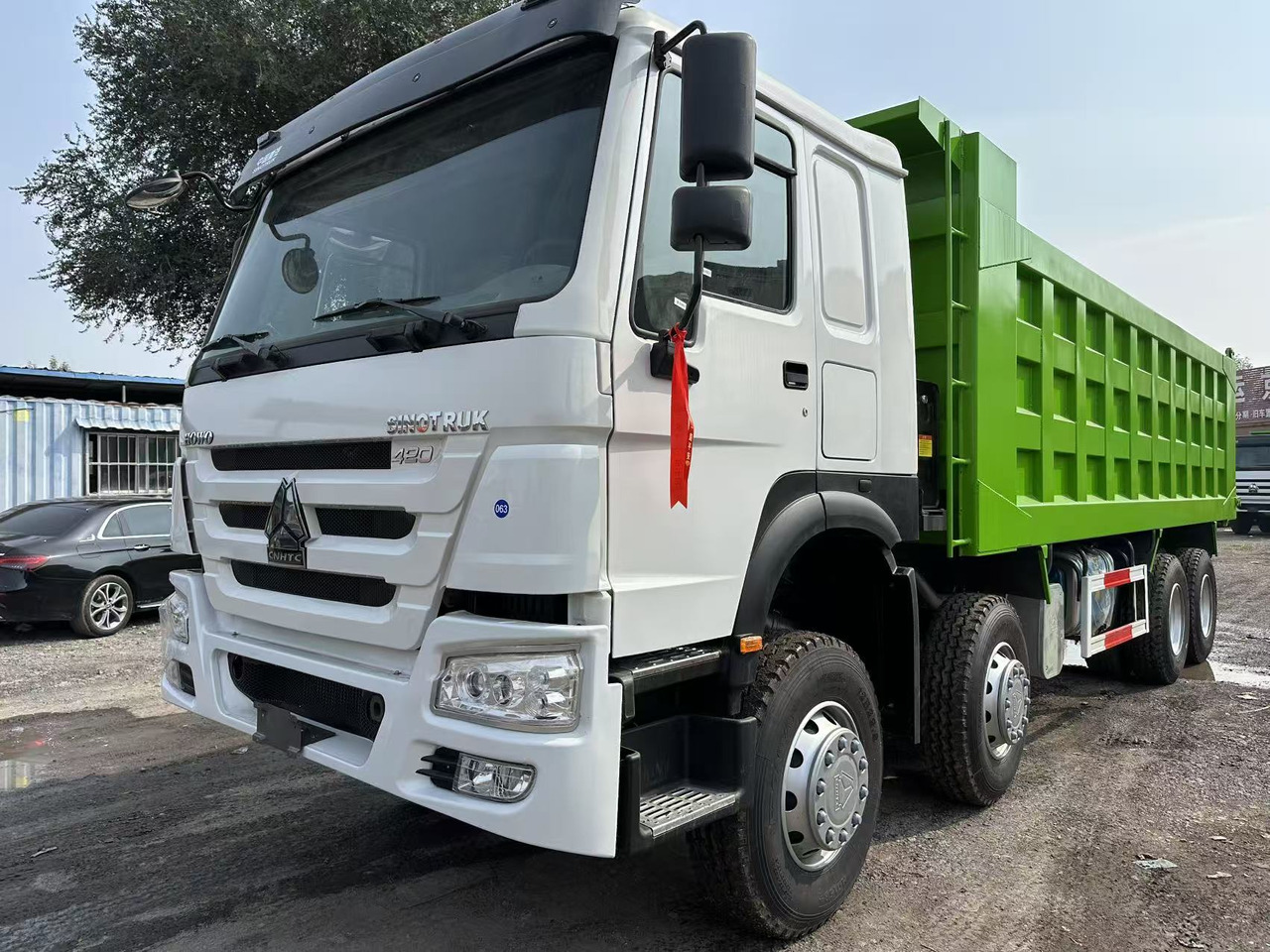 SINOTRUK HOWO 420HP 8X4 Tipper Truck - Kamion vetëshkarkues: foto 2 SINOTRUK HOWO 420HP 8X4 Tipper Truck - Kamion vetëshkarkues: foto 2