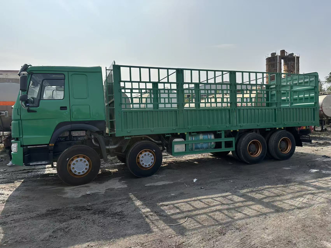 SINOTRUK HOWO 420hp 8x4 fence truck - Kamion me karroceri të hapur: foto 2 SINOTRUK HOWO 420hp 8x4 fence truck - Kamion me karroceri të hapur: foto 2