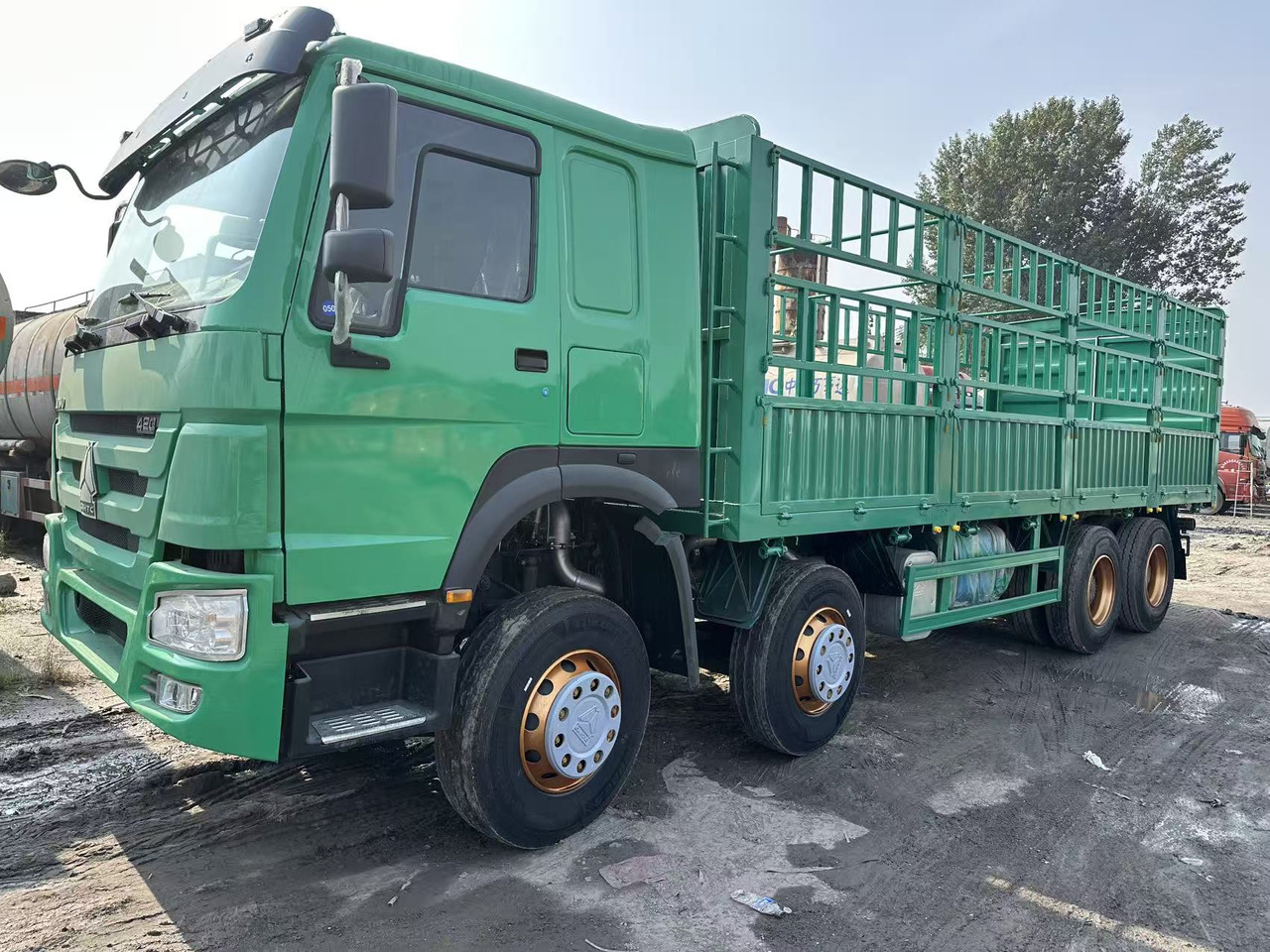SINOTRUK HOWO 420hp 8x4 fence truck - Kamion me karroceri të hapur: foto 1 SINOTRUK HOWO 420hp 8x4 fence truck - Kamion me karroceri të hapur: foto 1