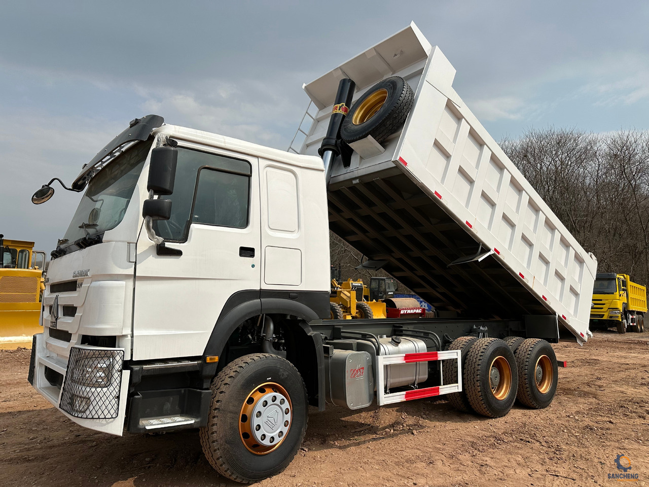 SINOTRUK HOWO Dump truck 371 6x4 - Kamion vetëshkarkues: foto 1 SINOTRUK HOWO Dump truck 371 6x4 - Kamion vetëshkarkues: foto 1