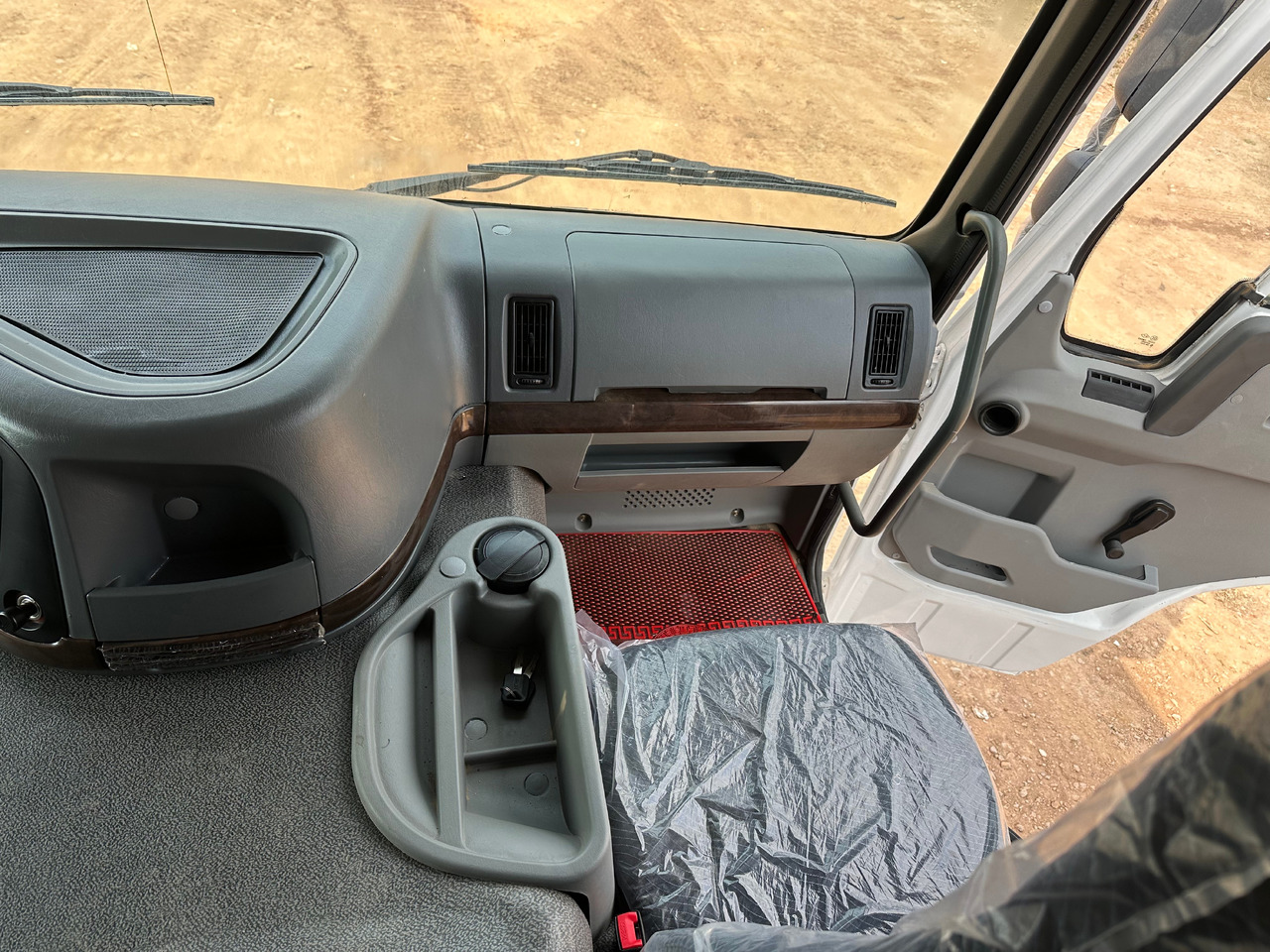 SINOTRUK HOWO Dump truck 371 6x4 - Kamion vetëshkarkues: foto 5 SINOTRUK HOWO Dump truck 371 6x4 - Kamion vetëshkarkues: foto 5