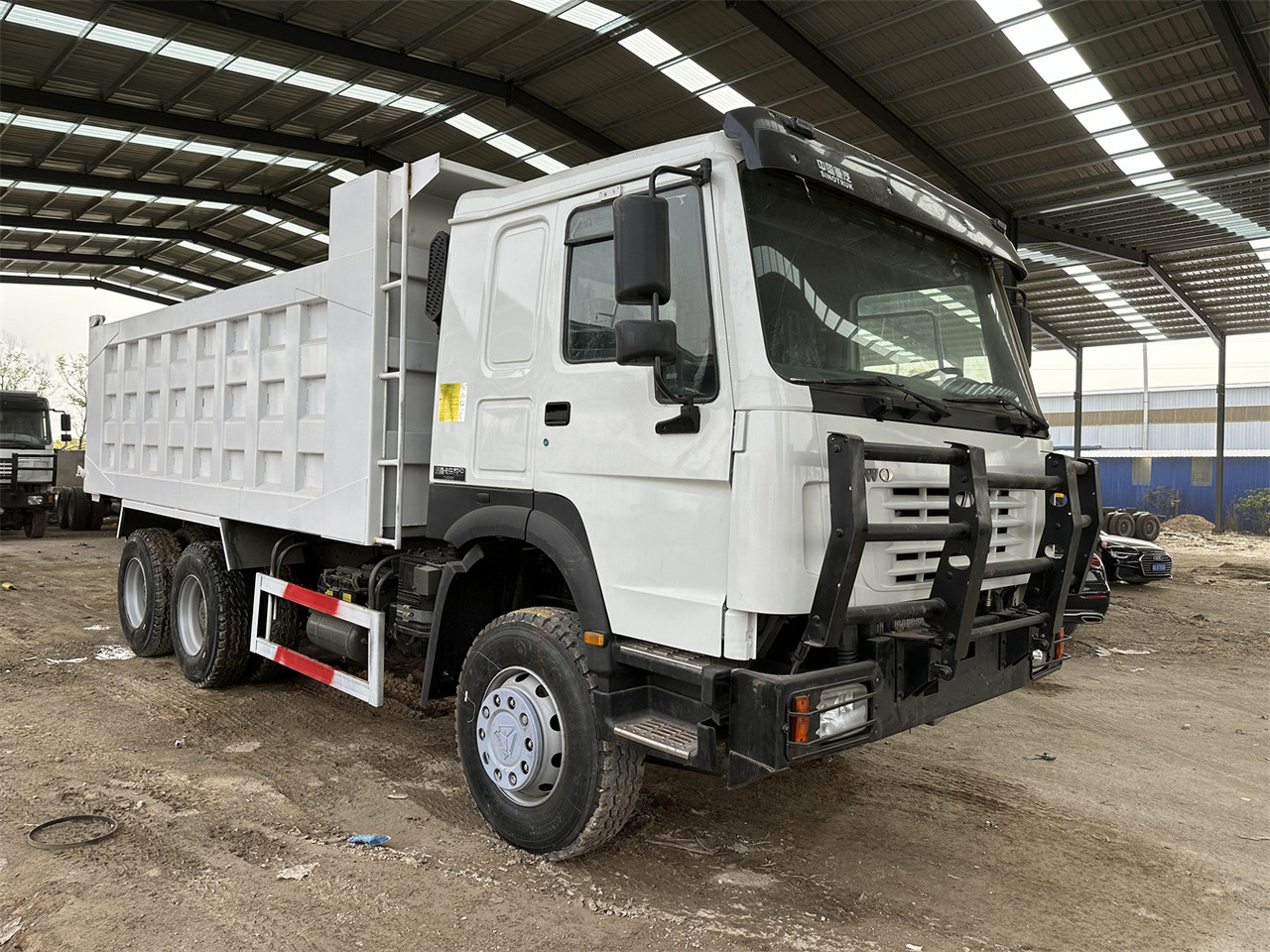 SINOTRUK HOWO Dump truck 371 6x4 - Kamion vetëshkarkues: foto 5 SINOTRUK HOWO Dump truck 371 6x4 - Kamion vetëshkarkues: foto 5