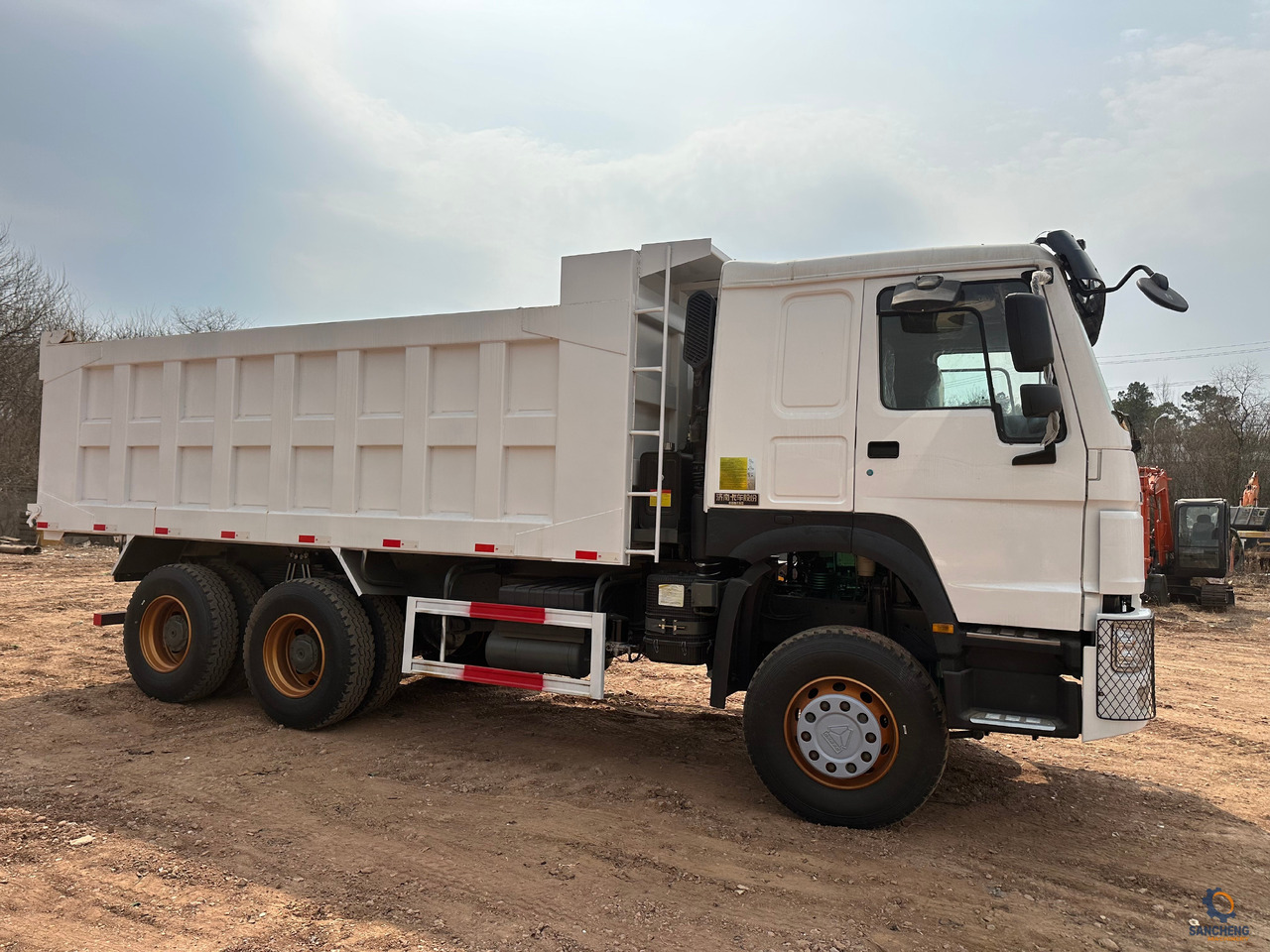 SINOTRUK HOWO Dump truck 371 6x4 - Kamion vetëshkarkues: foto 2 SINOTRUK HOWO Dump truck 371 6x4 - Kamion vetëshkarkues: foto 2