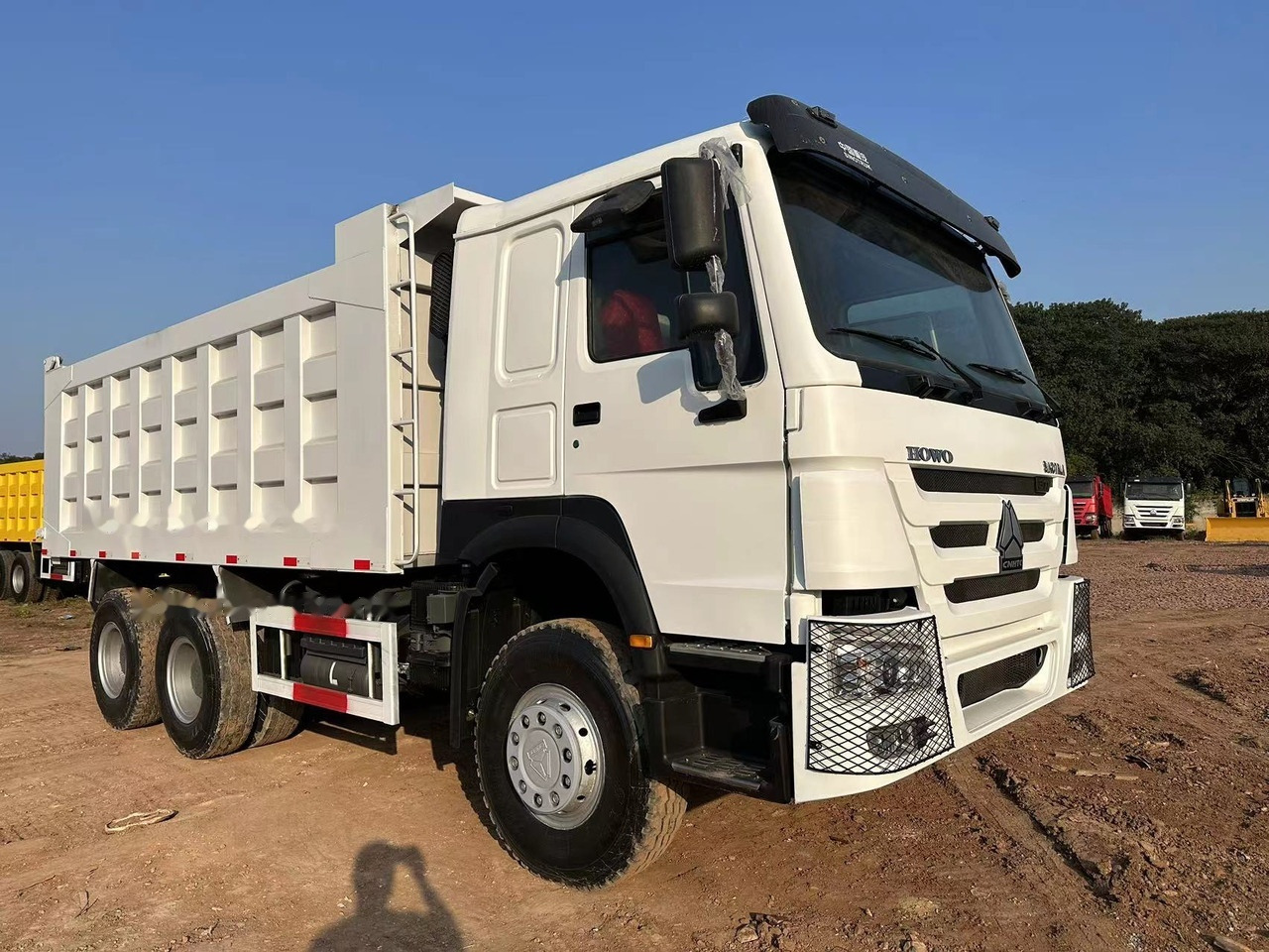 SINOTRUK HOWO HOWO 371 6x4 - Kamion vetëshkarkues: foto 2 SINOTRUK HOWO HOWO 371 6x4 - Kamion vetëshkarkues: foto 2
