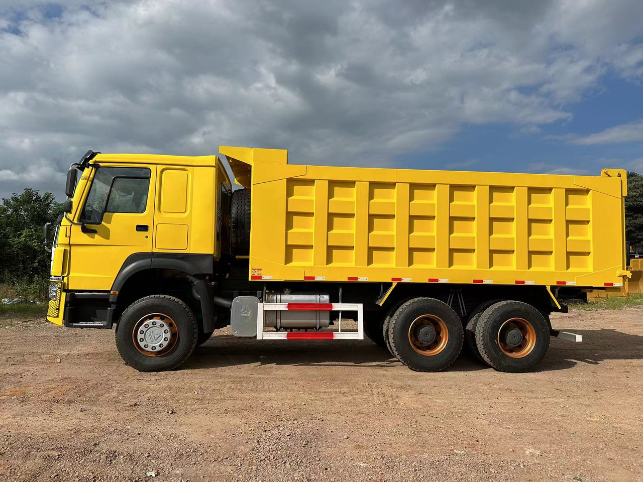 SINOTRUK Howo 371 Dump truck - Kamion vetëshkarkues: foto 4 SINOTRUK Howo 371 Dump truck - Kamion vetëshkarkues: foto 4