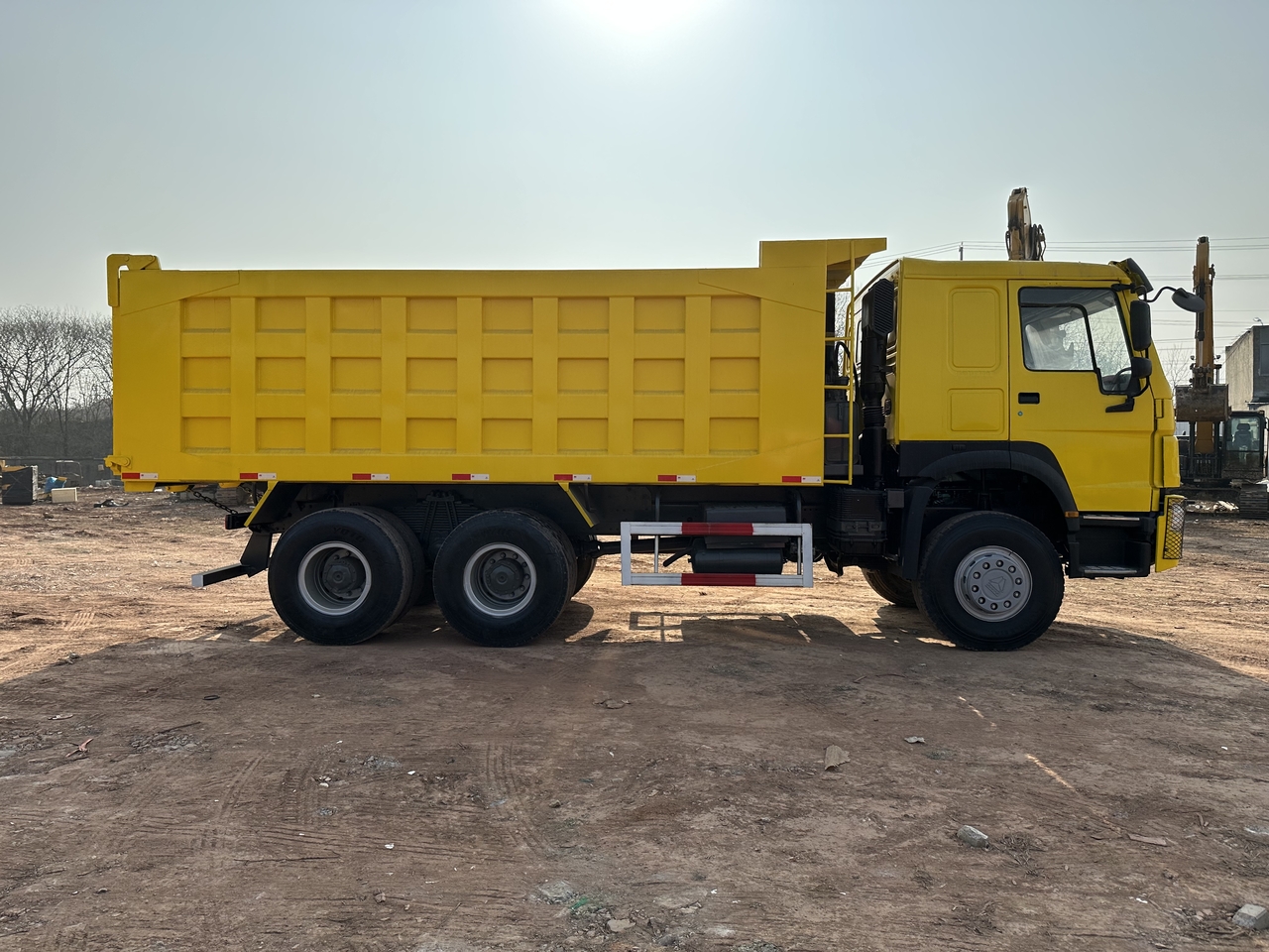 SINOTRUK Howo Dump truck 371 - Kamion vetëshkarkues: foto 4 SINOTRUK Howo Dump truck 371 - Kamion vetëshkarkues: foto 4