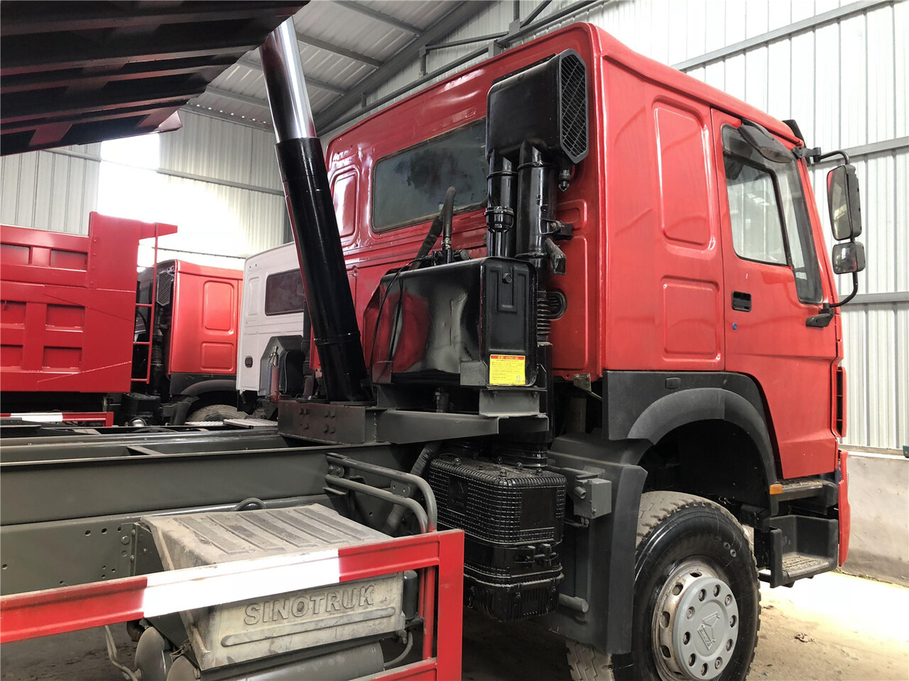 SINOTRUK Howo Dump truck 371 - Kamion vetëshkarkues: foto 4 SINOTRUK Howo Dump truck 371 - Kamion vetëshkarkues: foto 4