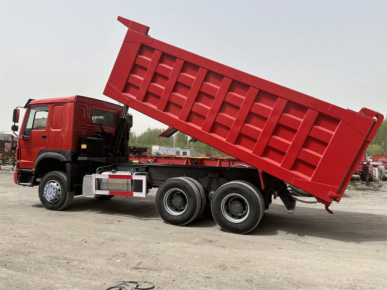SINOTRUK Howo Dump truck 371 - Kamion vetëshkarkues: foto 4 SINOTRUK Howo Dump truck 371 - Kamion vetëshkarkues: foto 4