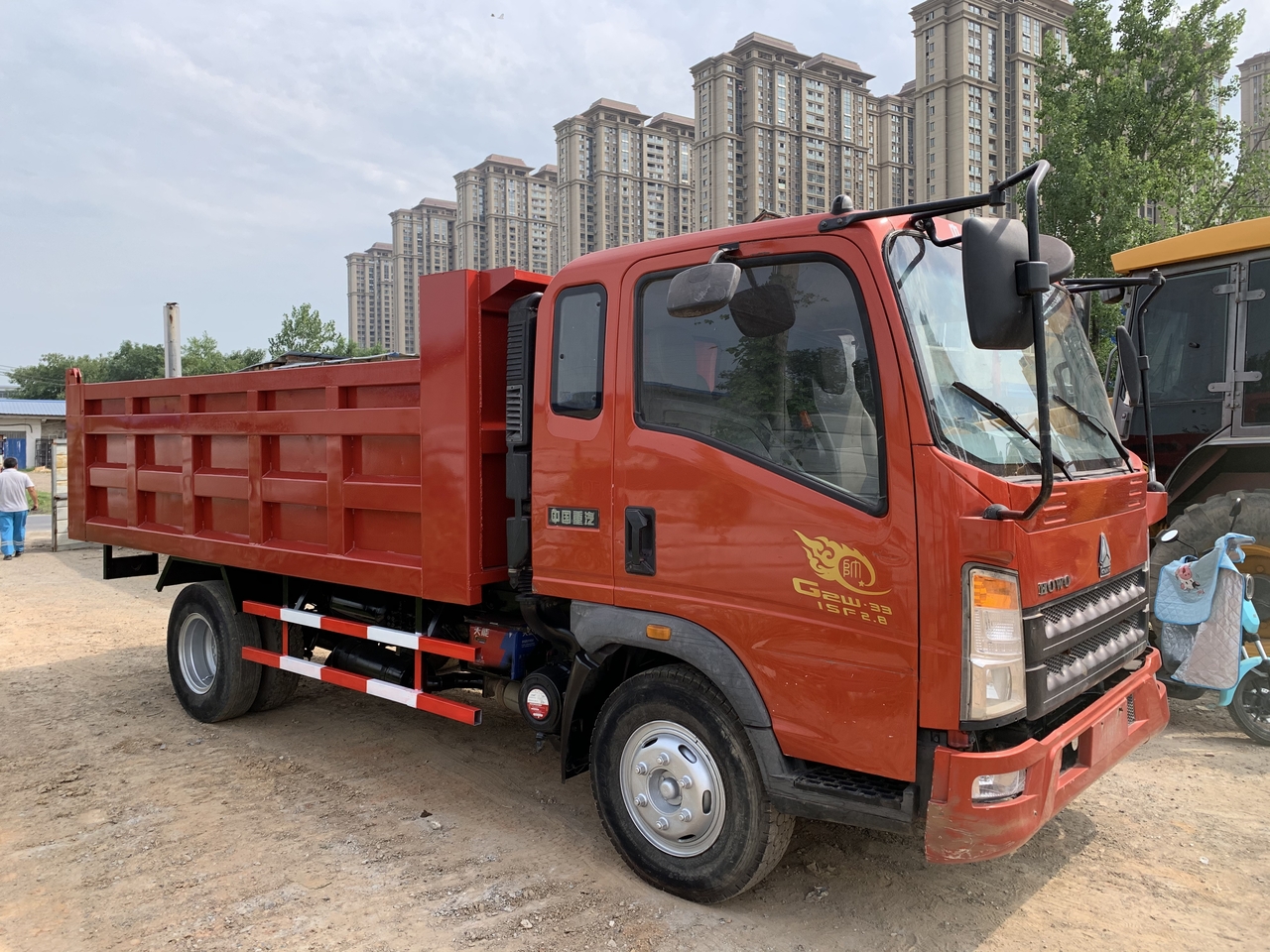 SINOTRUK Howo Dump truck 4x2 - Kamion vetëshkarkues: foto 1 SINOTRUK Howo Dump truck 4x2 - Kamion vetëshkarkues: foto 1