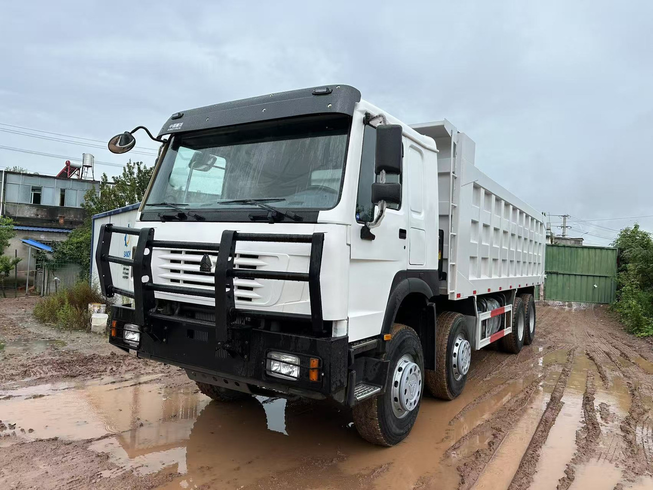 Sinotruk HOWO 371hp 8x4 - Kamion vetëshkarkues: foto 4 Sinotruk HOWO 371hp 8x4 - Kamion vetëshkarkues: foto 4