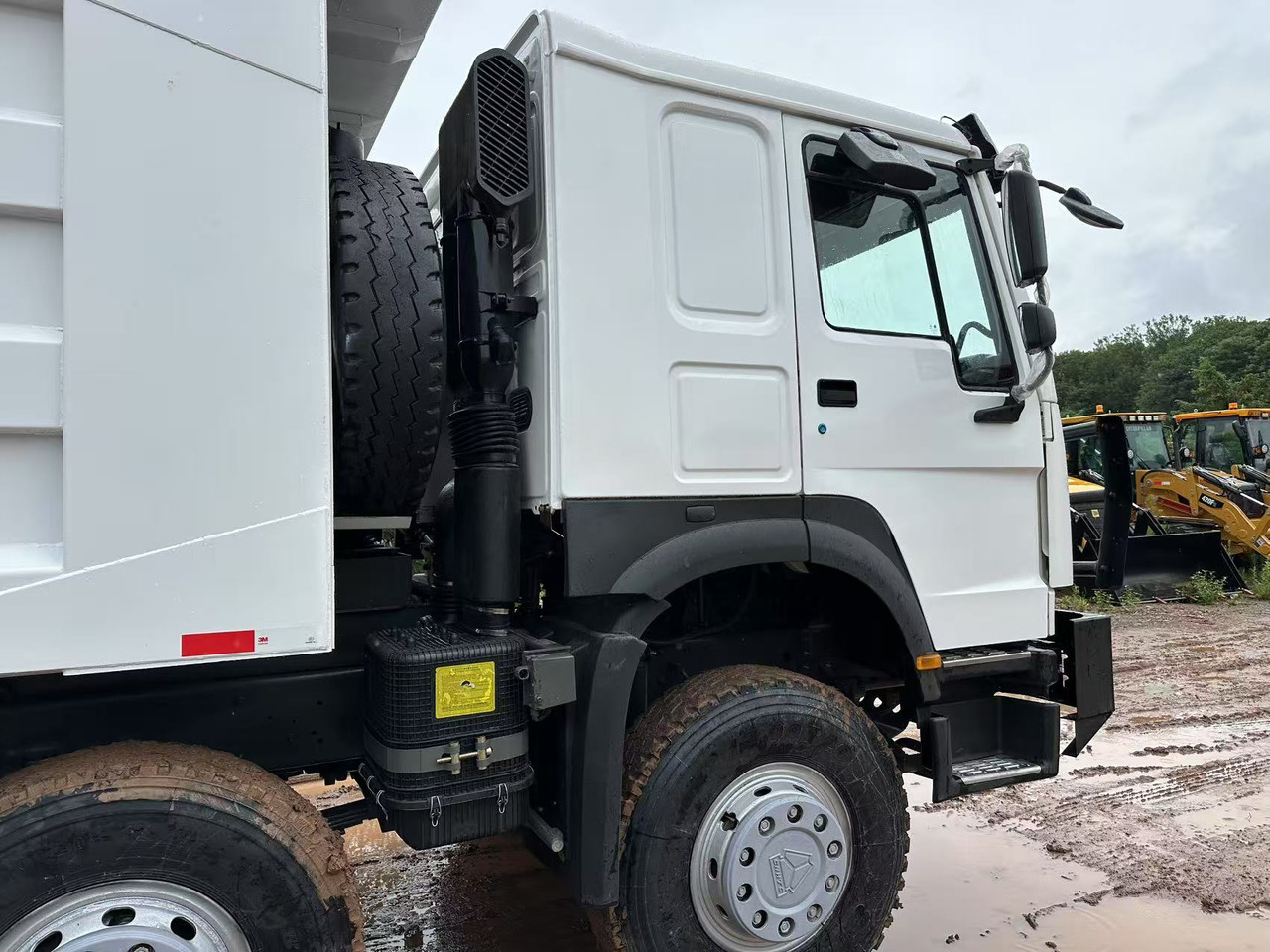 Sinotruk HOWO 371hp 8x4 tipper truck - Kamion vetëshkarkues: foto 5 Sinotruk HOWO 371hp 8x4 tipper truck - Kamion vetëshkarkues: foto 5