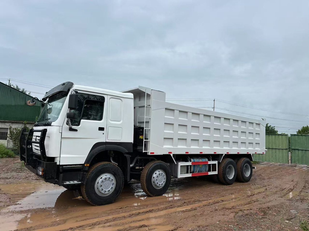Sinotruk HOWO 371hp 8x4 tipper truck - Kamion vetëshkarkues: foto 4 Sinotruk HOWO 371hp 8x4 tipper truck - Kamion vetëshkarkues: foto 4
