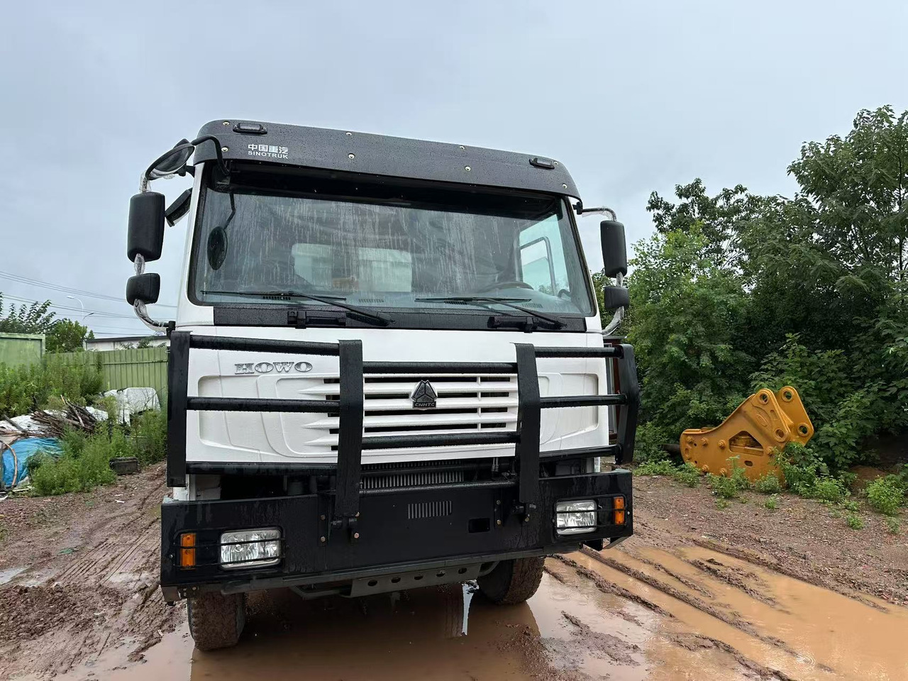 Sinotruk HOWO 371hp 8x4 tipper truck - Kamion vetëshkarkues: foto 3 Sinotruk HOWO 371hp 8x4 tipper truck - Kamion vetëshkarkues: foto 3