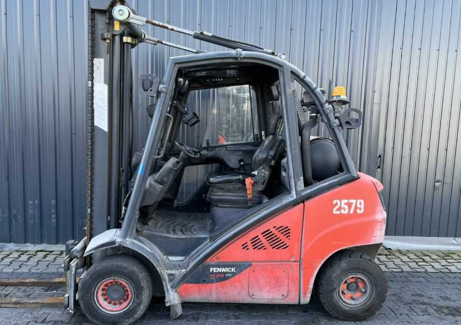 Linde H25T-02 - Pirun më gaz: foto 2 Linde H25T-02 - Pirun më gaz: foto 2