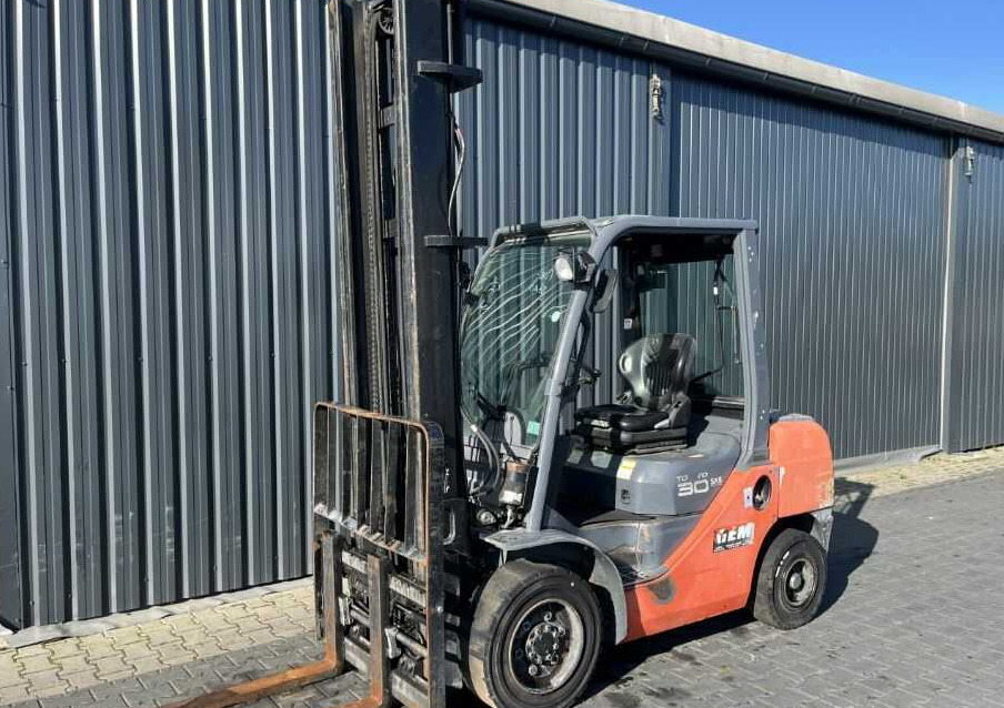 Toyota 8FDF30 - Pirun më naftë: foto 1 Toyota 8FDF30 - Pirun më naftë: foto 1