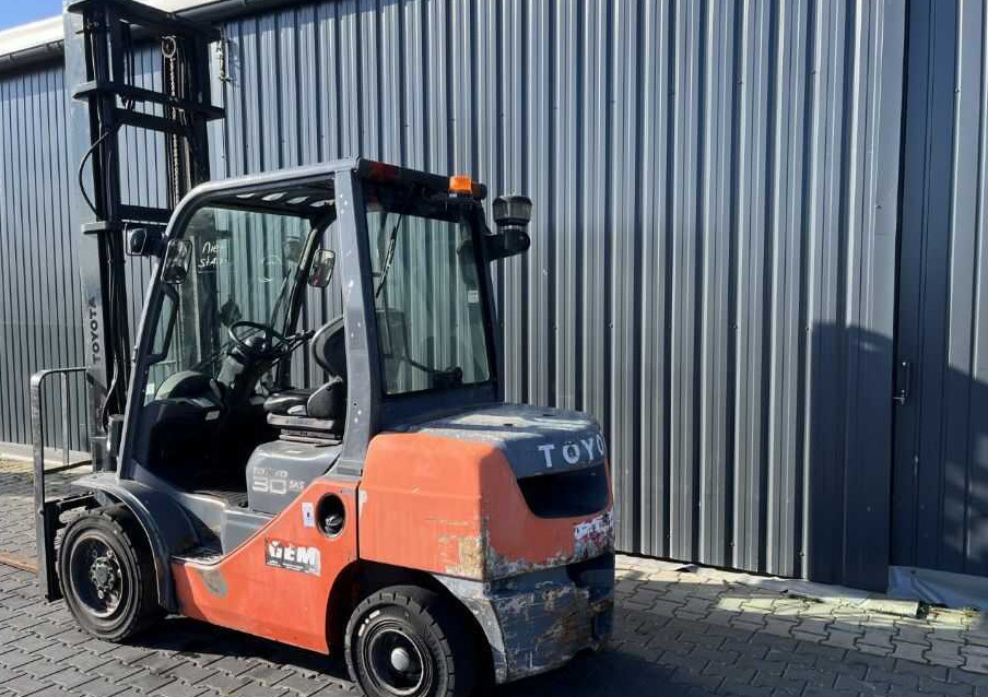 Toyota 8FDF30 - Pirun më naftë: foto 3 Toyota 8FDF30 - Pirun më naftë: foto 3