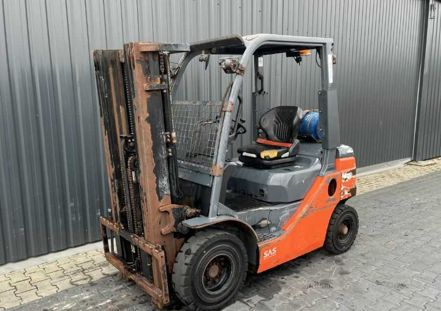 Toyota 8FGF20 - Pirun më gaz: foto 1 Toyota 8FGF20 - Pirun më gaz: foto 1