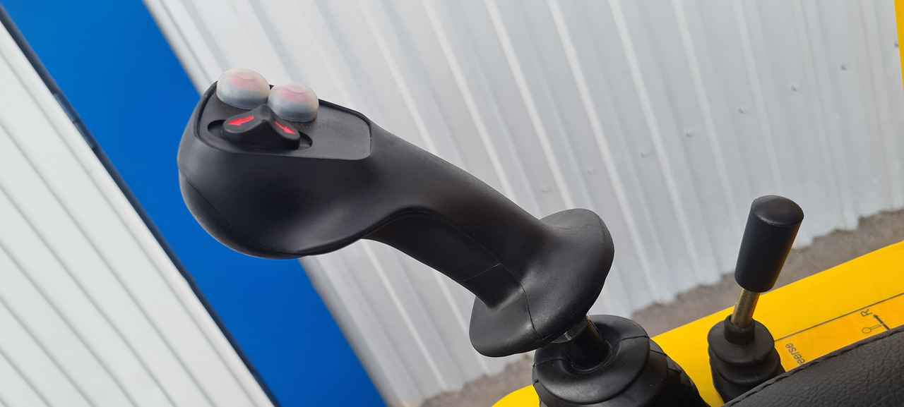 Ngarkues i artikuluar i ri Eurotrac W11 Radlader Hoflader: foto 11 Ngarkues i artikuluar i ri Eurotrac W11 Radlader Hoflader: foto 11