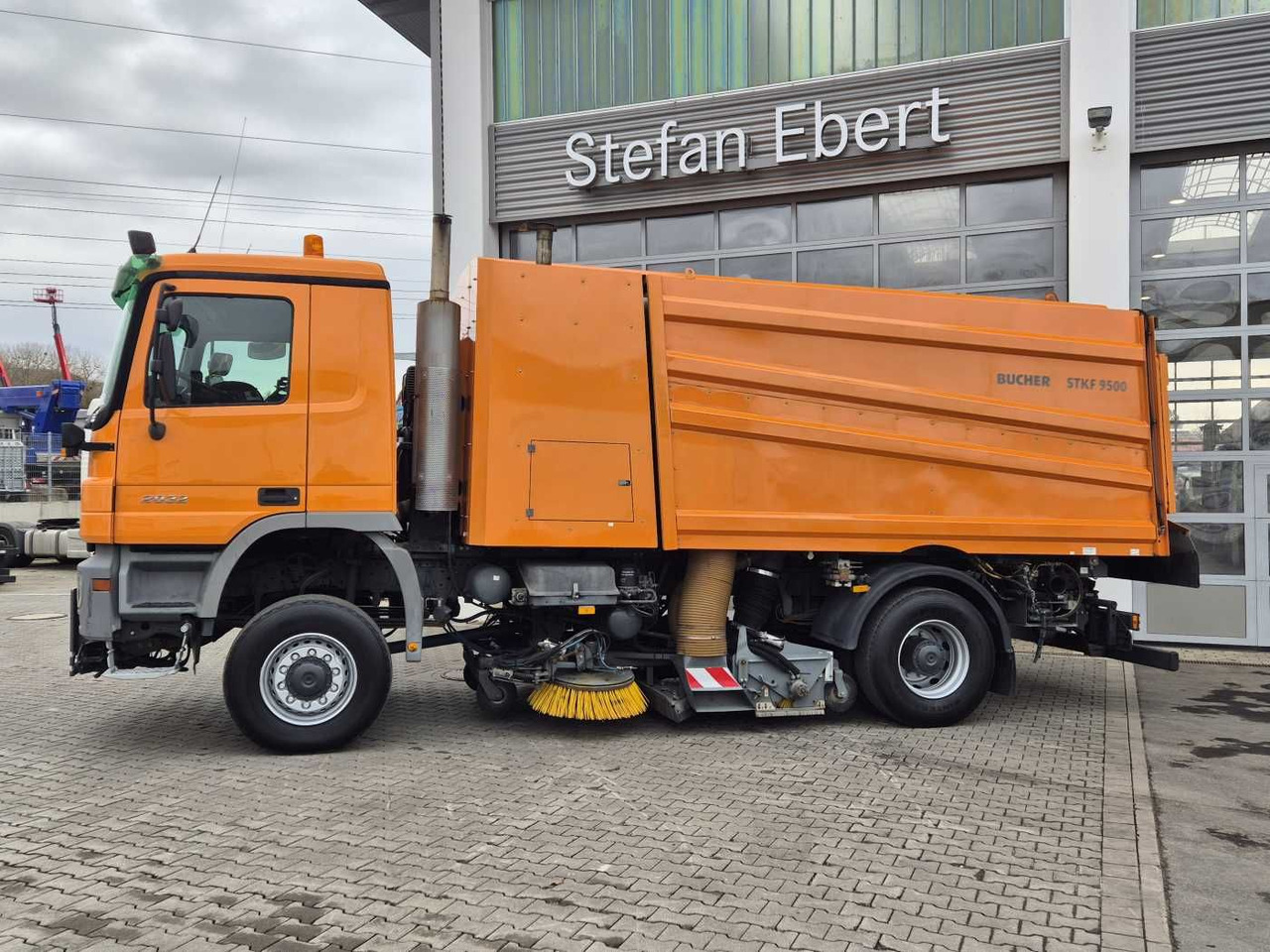 Mercedes-Benz Actros 2032 A 4x4 Bucher STKF 9500 Airport 30x - Makinë fshirëse për rrugët: foto 5 Mercedes-Benz Actros 2032 A 4x4 Bucher STKF 9500 Airport 30x - Makinë fshirëse për rrugët: foto 5