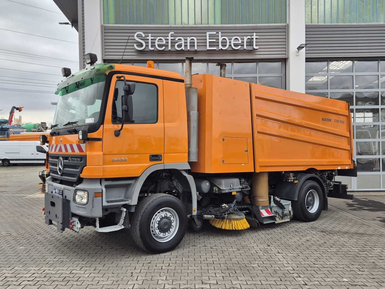 Mercedes-Benz Actros 2032 A 4x4 Bucher STKF 9500 Airport 30x - Makinë fshirëse për rrugët: foto 3 Mercedes-Benz Actros 2032 A 4x4 Bucher STKF 9500 Airport 30x - Makinë fshirëse për rrugët: foto 3