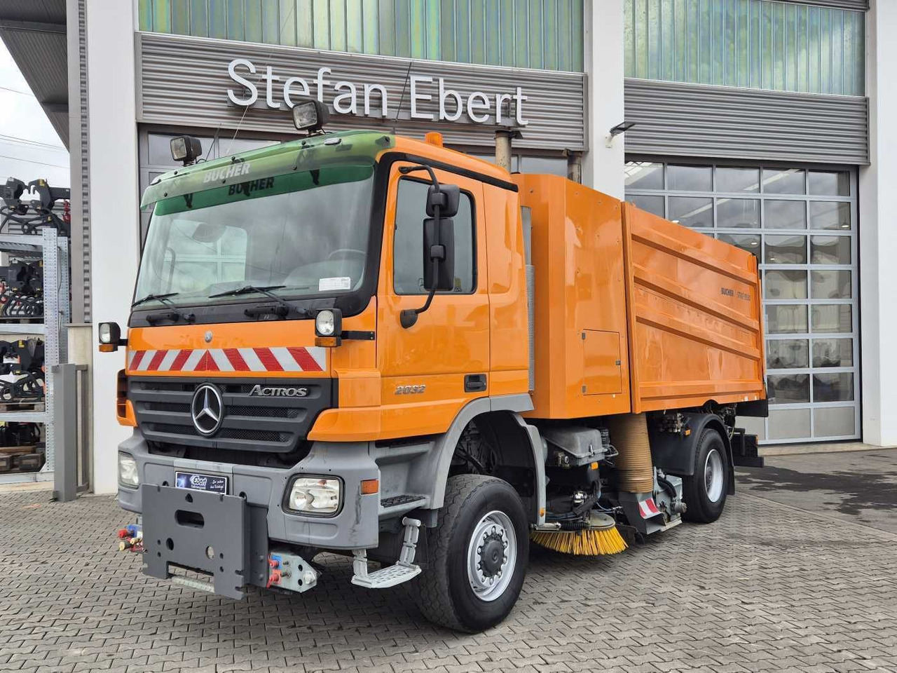 Mercedes-Benz Actros 2032 A 4x4 Bucher STKF 9500 Airport 30x - Makinë fshirëse për rrugët: foto 1 Mercedes-Benz Actros 2032 A 4x4 Bucher STKF 9500 Airport 30x - Makinë fshirëse për rrugët: foto 1