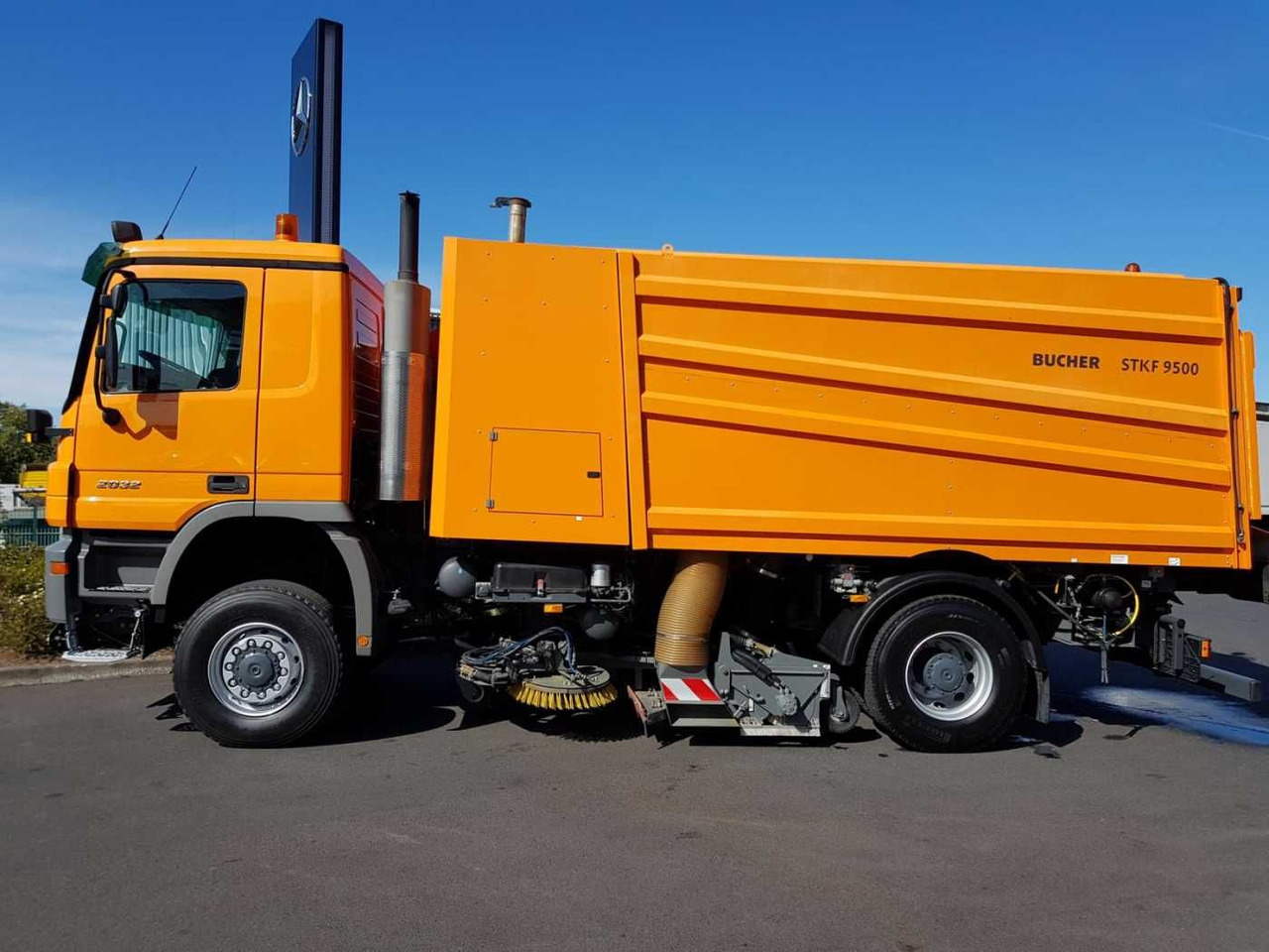 Mercedes-Benz Actros 2032 A 4x4 Bucher STKF 9500 Airport - Makinë fshirëse për rrugët: foto 5 Mercedes-Benz Actros 2032 A 4x4 Bucher STKF 9500 Airport - Makinë fshirëse për rrugët: foto 5