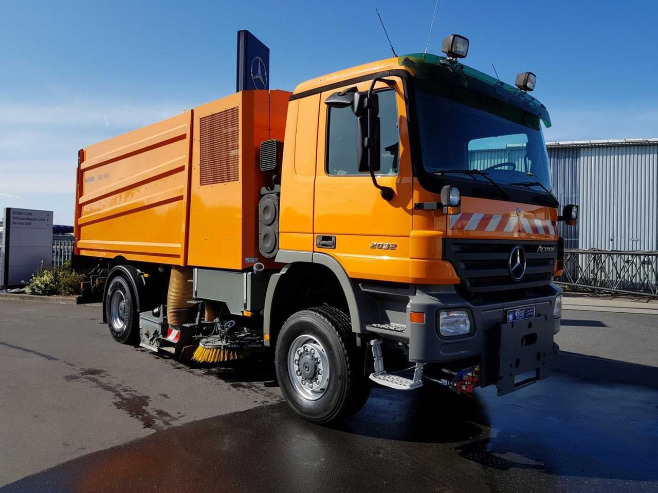 Mercedes-Benz Actros 2032 A 4x4 Bucher STKF 9500 Airport - Makinë fshirëse për rrugët: foto 4 Mercedes-Benz Actros 2032 A 4x4 Bucher STKF 9500 Airport - Makinë fshirëse për rrugët: foto 4